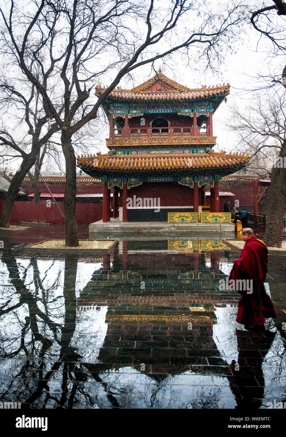 Un lama est considéré à l'Yonghe Temple, également connu sous le nom de la Lamaserie Yonghe ou Temple du Lama, durant une chute de neige à Beijing, Chine, 17 mars 2018. Banque D'Images