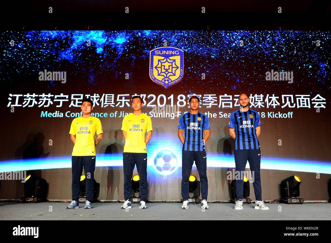 Un joueur de football italien Gabriel Alejandro, palette, à droite, est représenté à la conférence de presse de Jiangsu Suning C.F. pour le lancement de la saison 2018 dans la région de Nan Banque D'Images