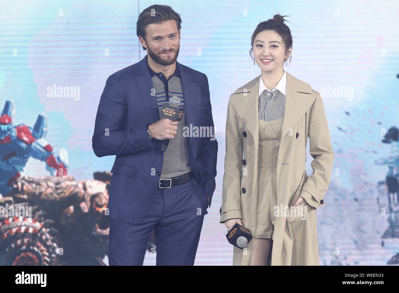 L'acteur américain et le modèle Scott Eastwood, à gauche, et l'actrice chinoise Jing Tian assister à un événement pour Premiere film 'PacificRim : Uprising' à Beijing, Chin Banque D'Images