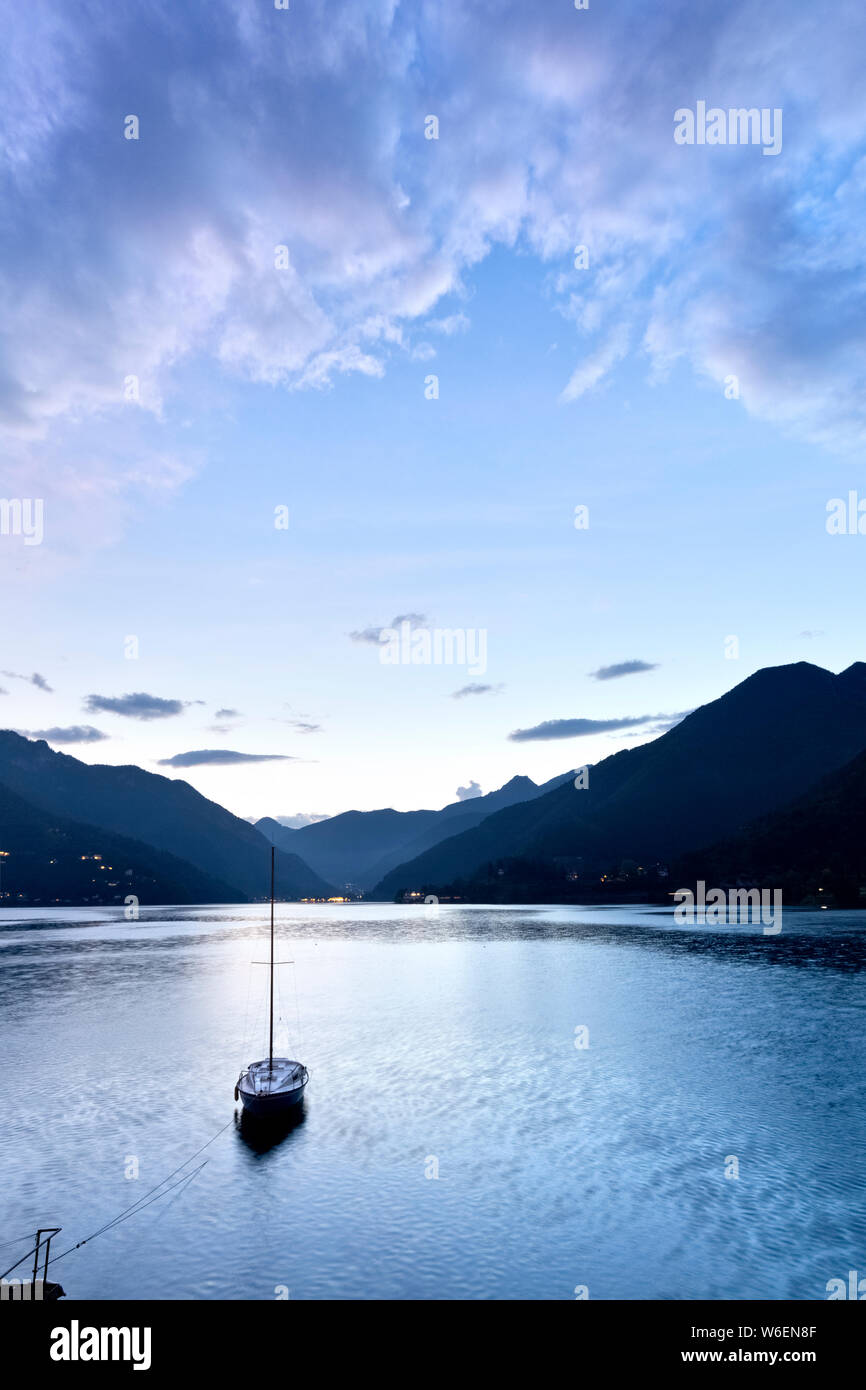 Bateau amarré sur le Lac de Ledro. La vallée de Ledro, province de Trente, Trentin-Haut-Adige, Italie, Europe. Banque D'Images