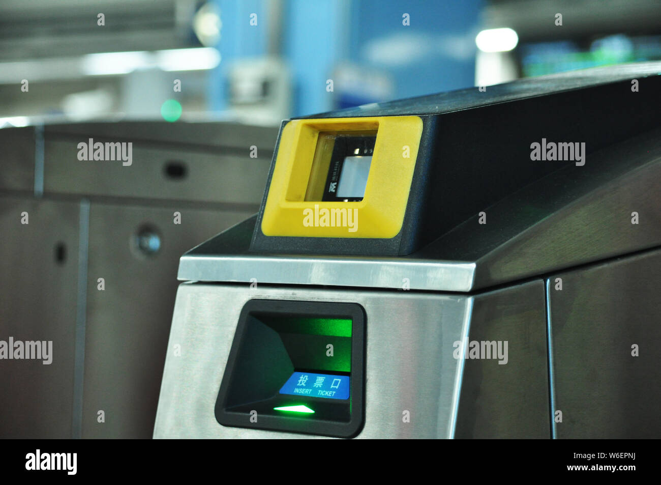 Un tourniquet pour obtenir le code QR sur une application mobile pour payer numérisée ticket de métro via Alipay ou JD Finances pour entrer dans le métro est représenté à être Banque D'Images