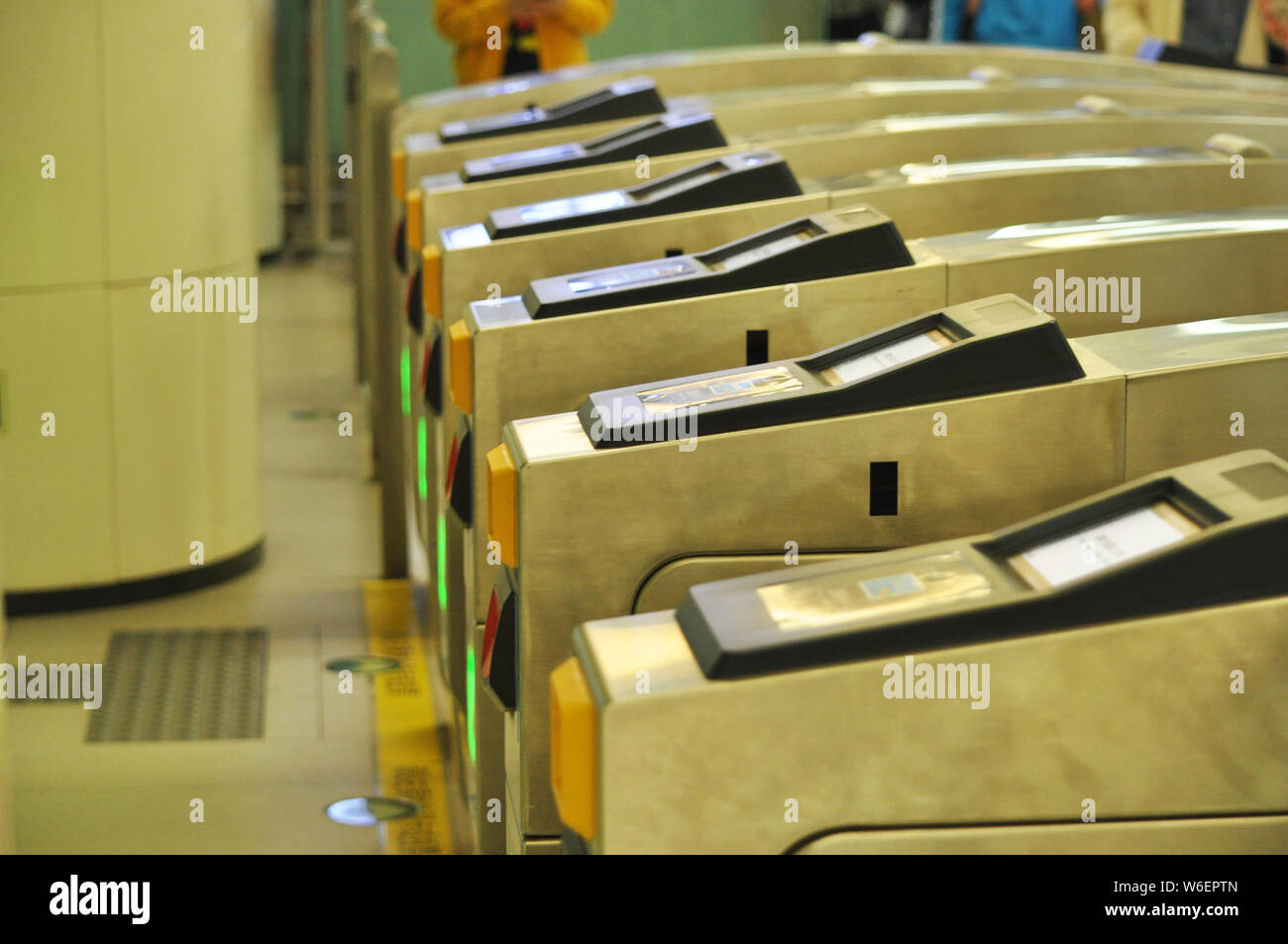 Tourniquets d'avoir le code QR sur une application mobile pour payer numérisée ticket de métro via Alipay ou JD Finances pour entrer dans le métro sont illustrés en être Banque D'Images