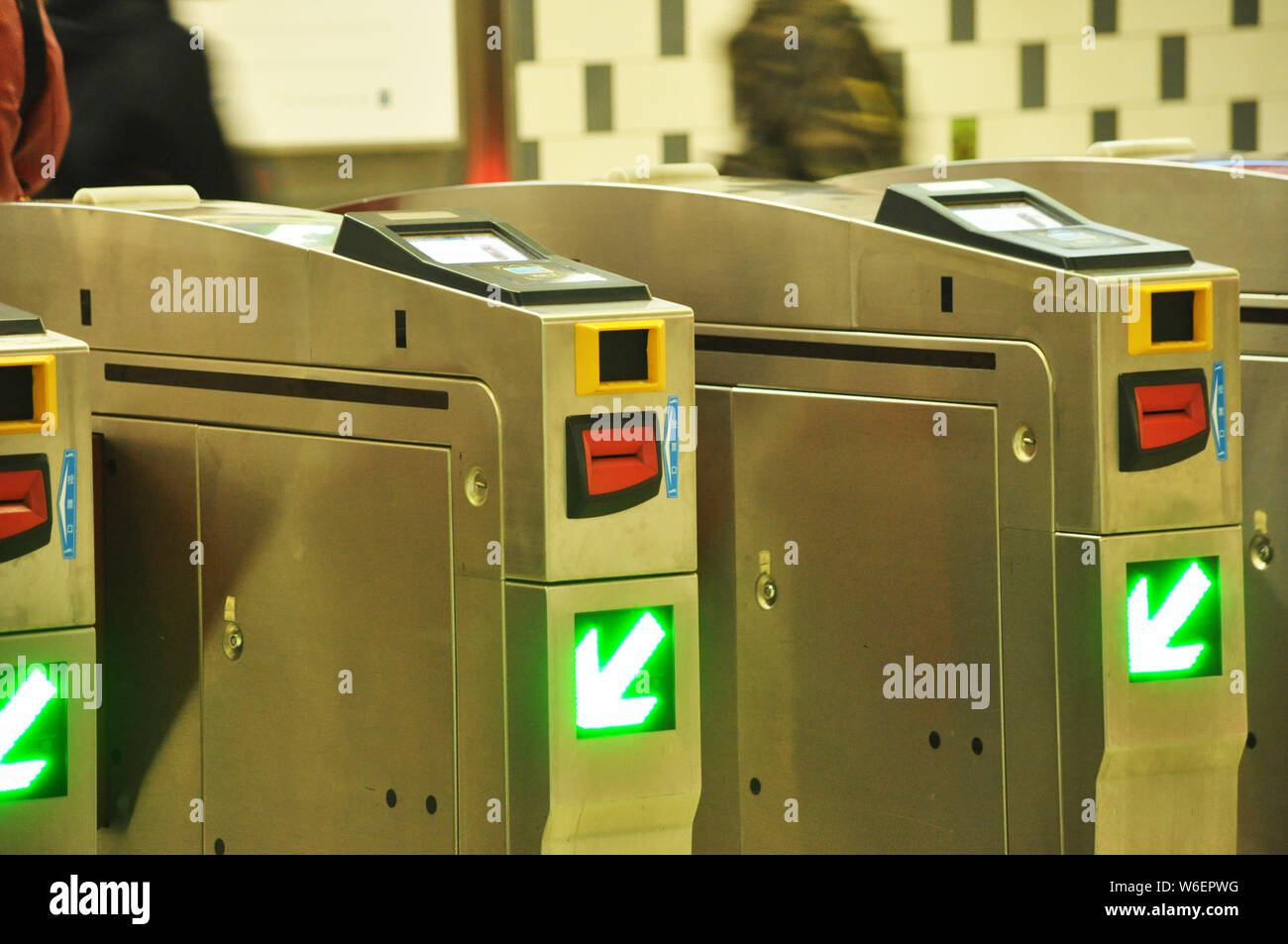 Tourniquets d'avoir le code QR sur une application mobile pour payer numérisée ticket de métro via Alipay ou JD Finances pour entrer dans le métro sont illustrés en être Banque D'Images