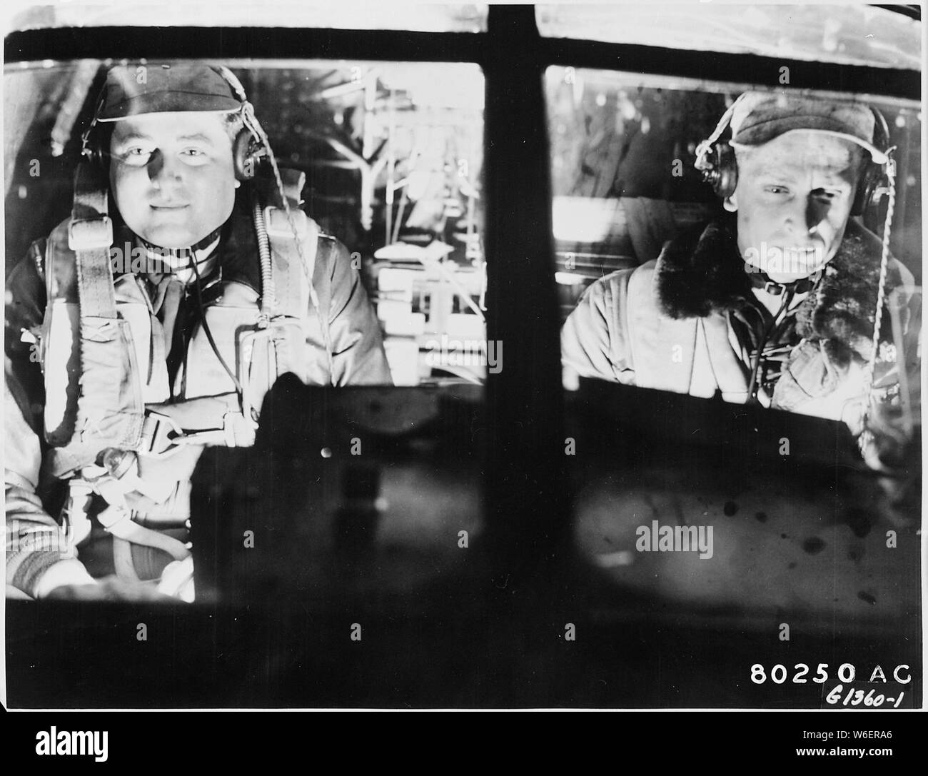 Une photo de nuit spectaculaire pris le navigateur et pilote d'un cinquième Air Force B-26 Invader de la 3e Escadre à la bombe la préparation d'une mission d'intrus de nuit au-dessus du territoire ennemi en Corée. Ils sont : 1er lieutenant Ben Eubanks, 1619 Westwood Ave., Atlanta, Géorgie, à gauche, et le 1er lieutenant Stanley Hyman, 18 Boulevard, New Rochelle, NEW YORK Une antenne gunner complète l'équipage. Banque D'Images