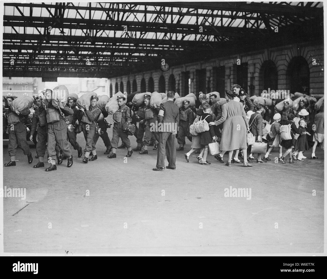 Une scène à la gare de Londres montrant bien que l'arrivée des troupes kiddies qui sont évacués de Londres pour quitter l'aire de réception. New York Times Bureau à Paris Collection. ; photo prise à Cab Road, à la station de Waterloo, Londres, Angleterre. Notes générales : utilisation de la guerre et des conflits Nombre 1013 lors de la commande d'une reproduction ou demande d'informations sur cette image. Cette image fait partie du New York Times Bureau à Paris Collection. Banque D'Images