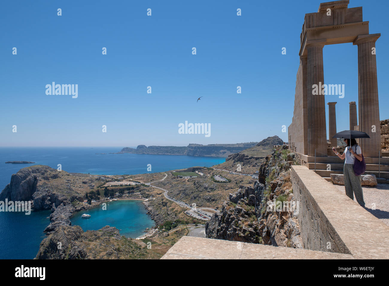 La Grèce, Rhodes. Lindos historique, vue sur la Méditerranée et la baie de Saint Paul de la ville médiévale de Acropole de Lindos. 4ème siècle avant J.-C. Temple de style dorique à Banque D'Images