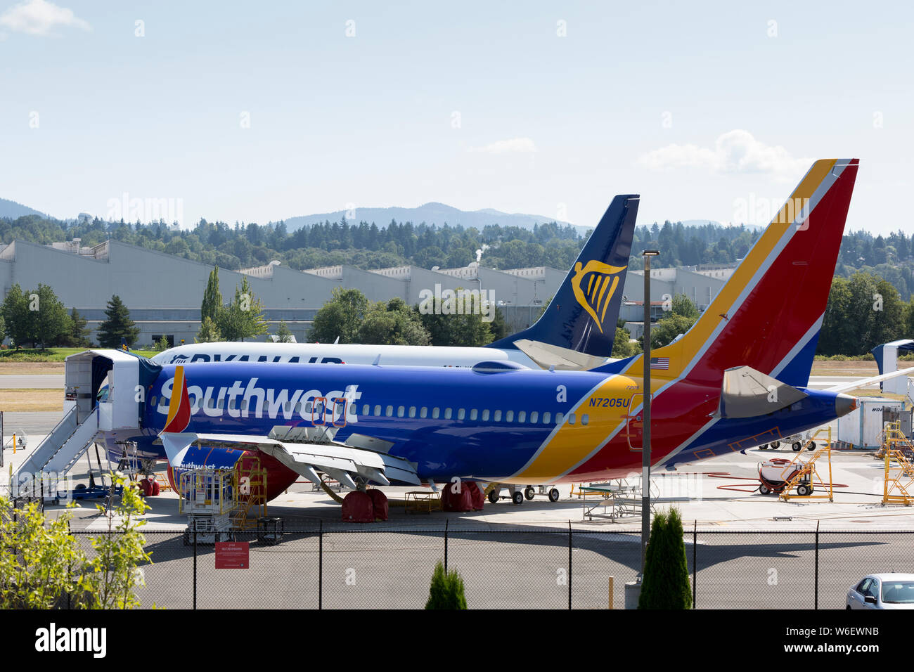 Deux avions 737 à la masse MAX pour Southwest Airlines et Ryanair stationné à Renton Field à Renton, Washington, le 31 juillet 2019. Dans la distance est l'usine de montage de Renton bâtiment où le P-8 Poseidon est produite. Banque D'Images