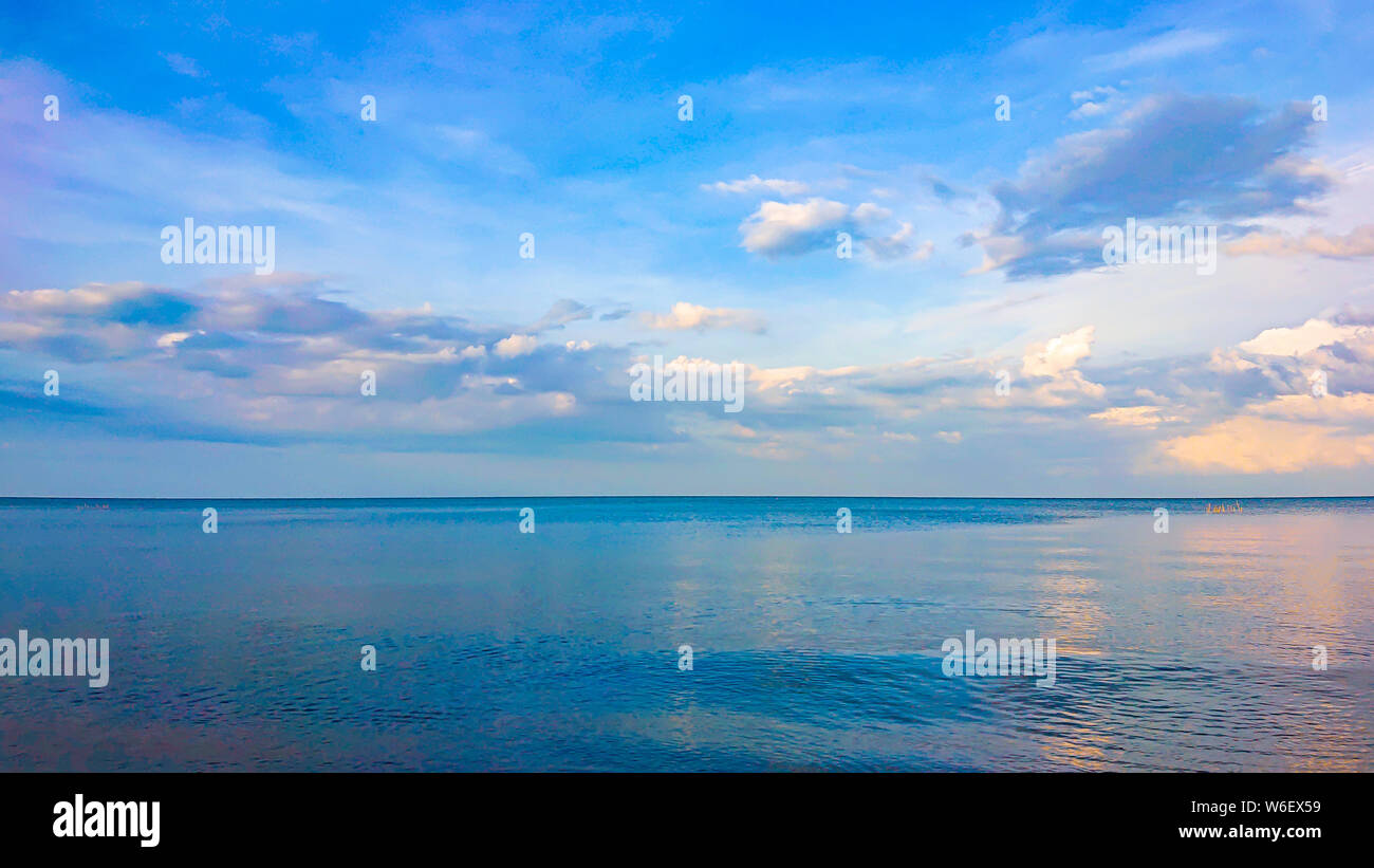 Paysage magnifique sur la mer en Thaïlande.matin mer horizontale avec le fond de ciel.sur la mer et ciel nuageux. Banque D'Images