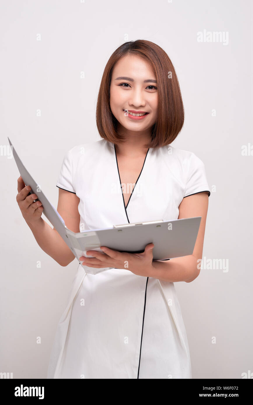Portrait of beautiful Asian business woman holding le dossier ouvert Banque D'Images