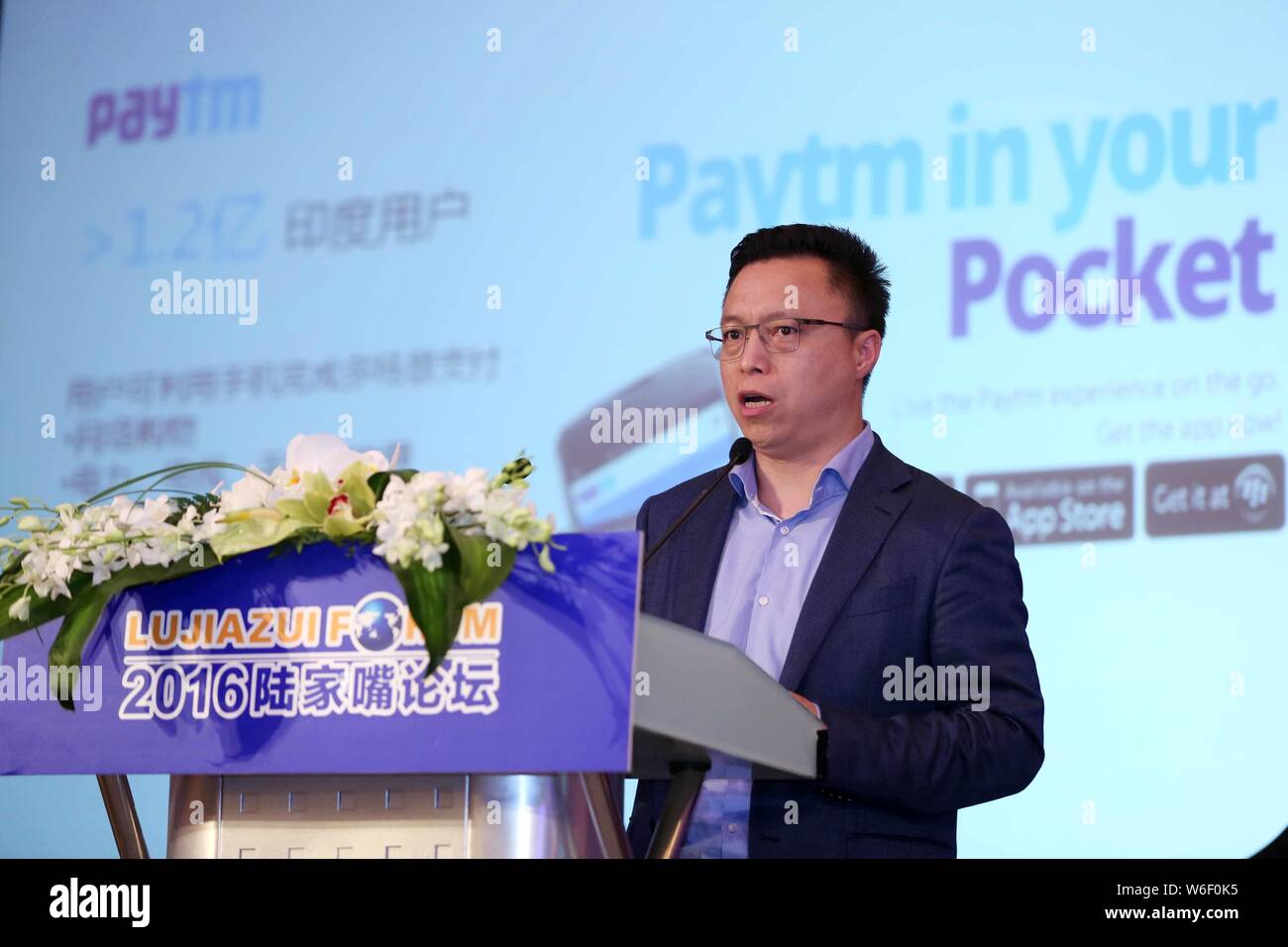 --FILE--Jing Xiandong, Président de Zhejiang petites fourmis & Micro Financial Services Group Co. (Ant), prononce un discours à un sous-forum au cours de t Banque D'Images