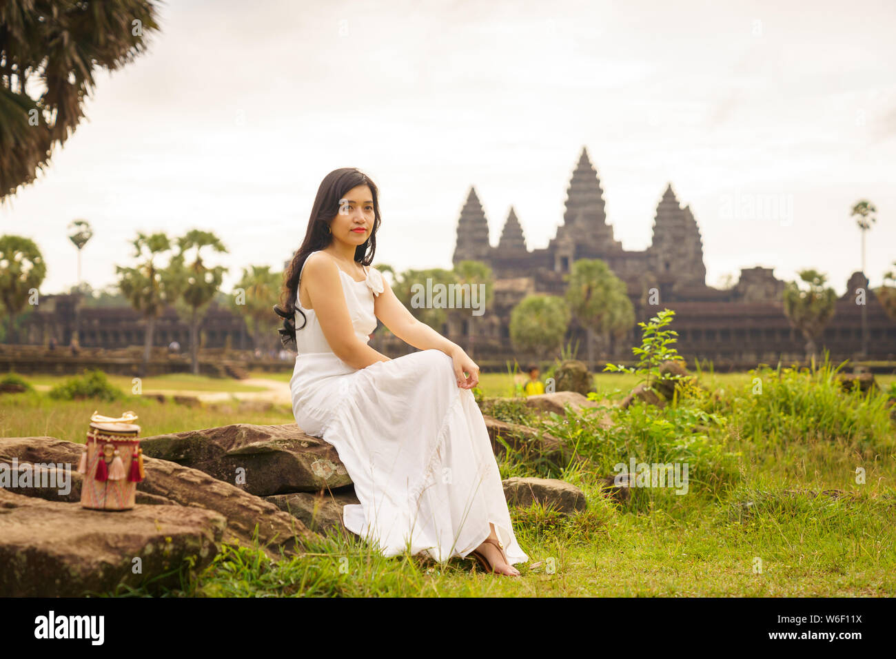 Solo asiatique émancipé woman traveler explorer le temple d'Angkor Wat, Siem Reap, Cambodge en robe blanche Banque D'Images