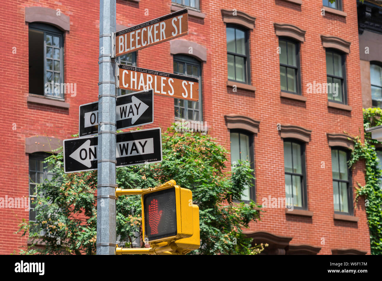 New York Greenwich Village, vue sur les panneaux Bleeker Street et Charles Street dans le centre du quartier West (Greenwich) Village de New York City. Banque D'Images