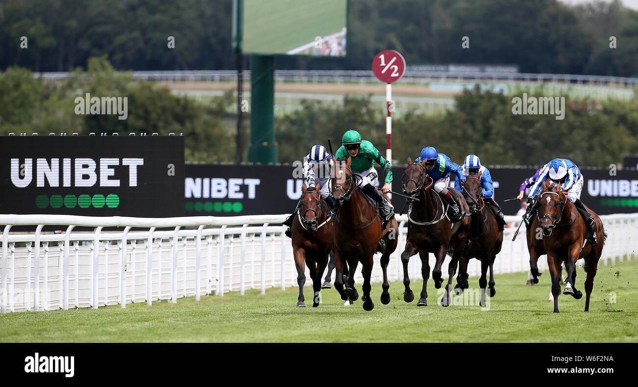 Forêt de Dean monté par Harry Bentley (soies vert) Le retour à la maison pour gagner le handicap stakes Unibet pendant la troisième journée du Festival Goodwood Qatar à Goodwood Hippodrome, Chichester. Banque D'Images