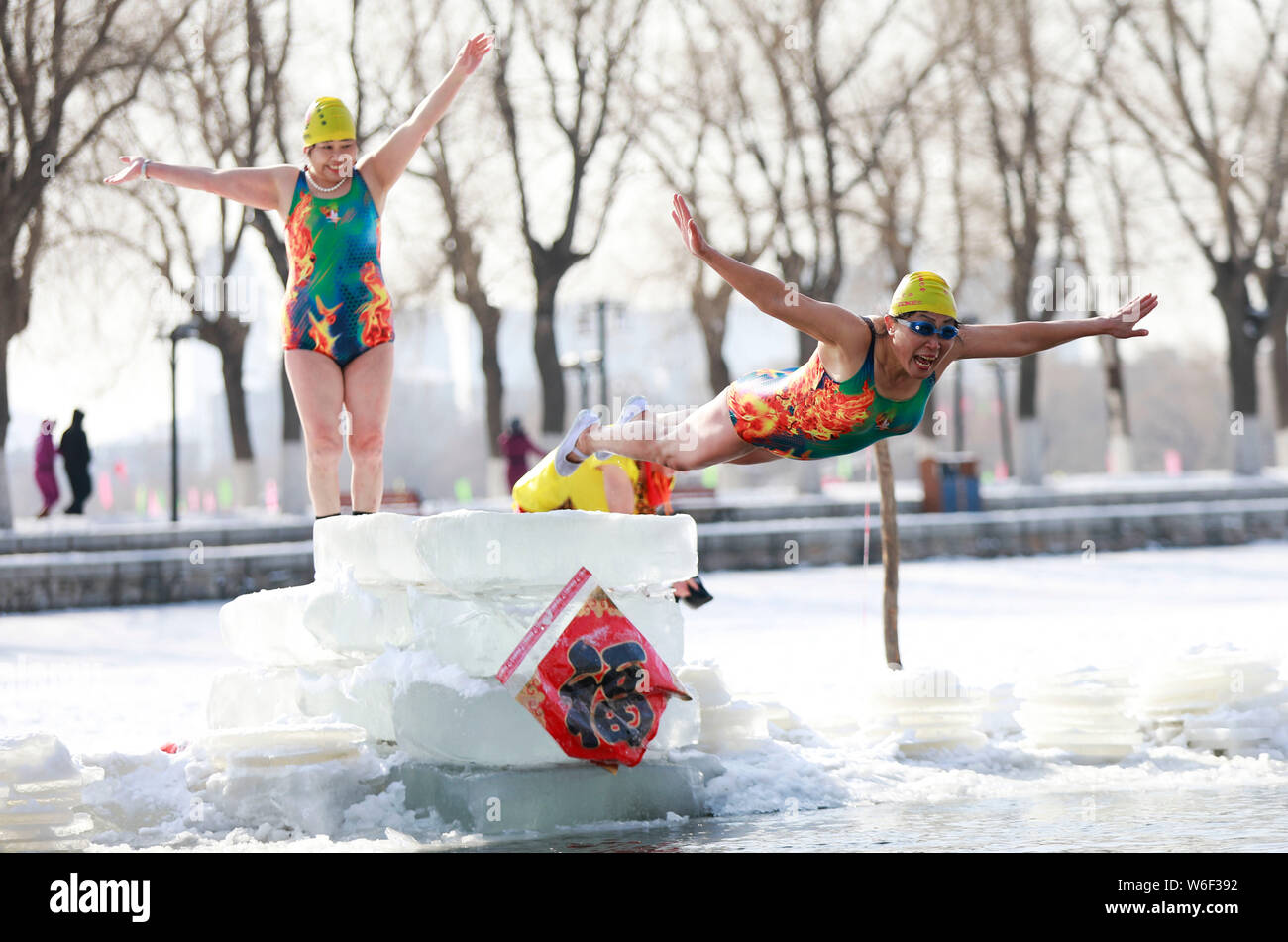 Un amateur de natation d'hiver chinois effectue en plongée drôle Beiling Park à Shenyang city, Liaoning Province du nord-est de la Chine, le 2 mars 2018. Banque D'Images