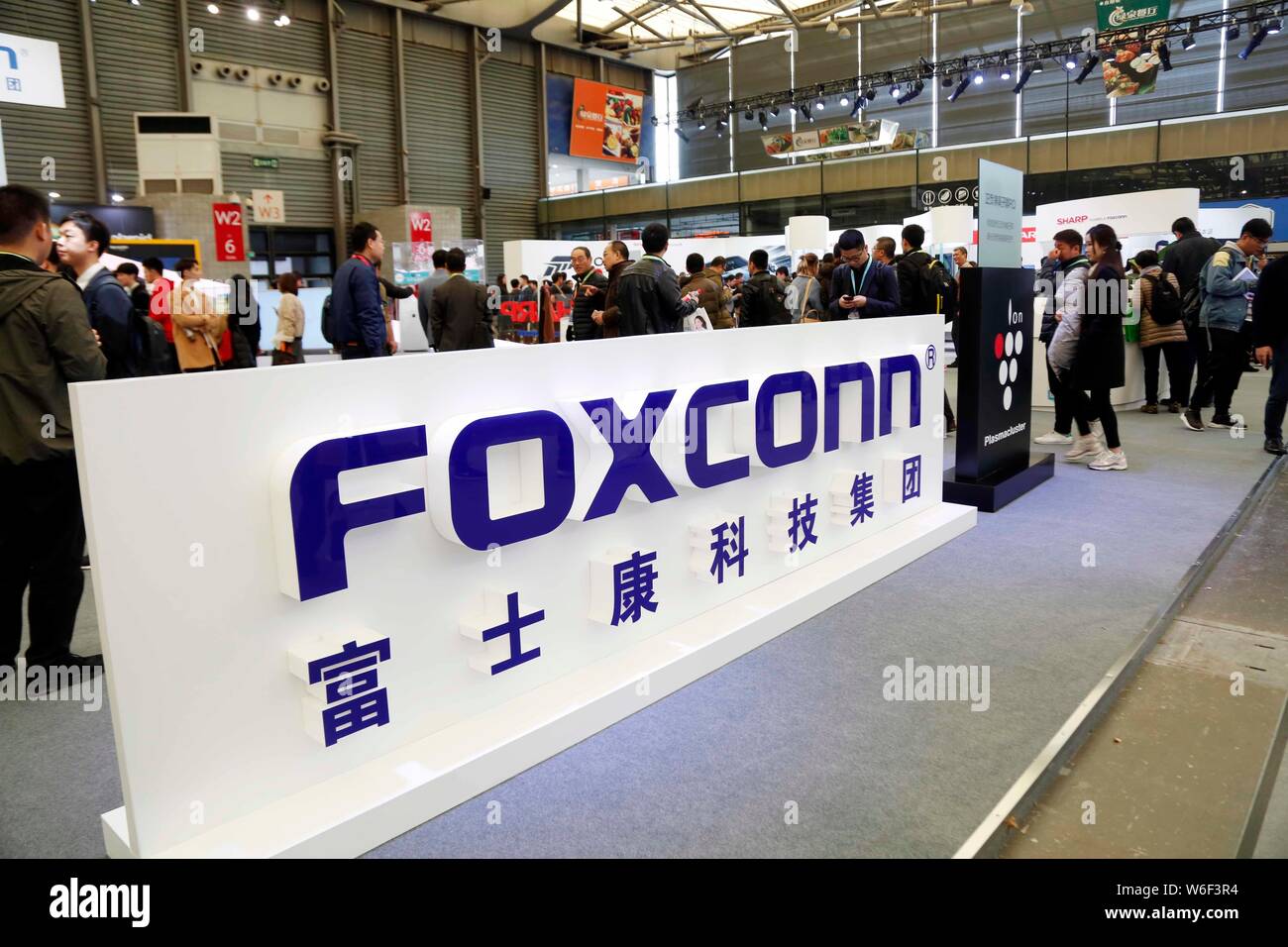 Personnes visitent le stand de Foxconn lors d'une exposition à Shanghai, Chine, le 8 mars 2018. Internet industriel Foxconn Co, une unité d'entrepreneur Apple Banque D'Images
