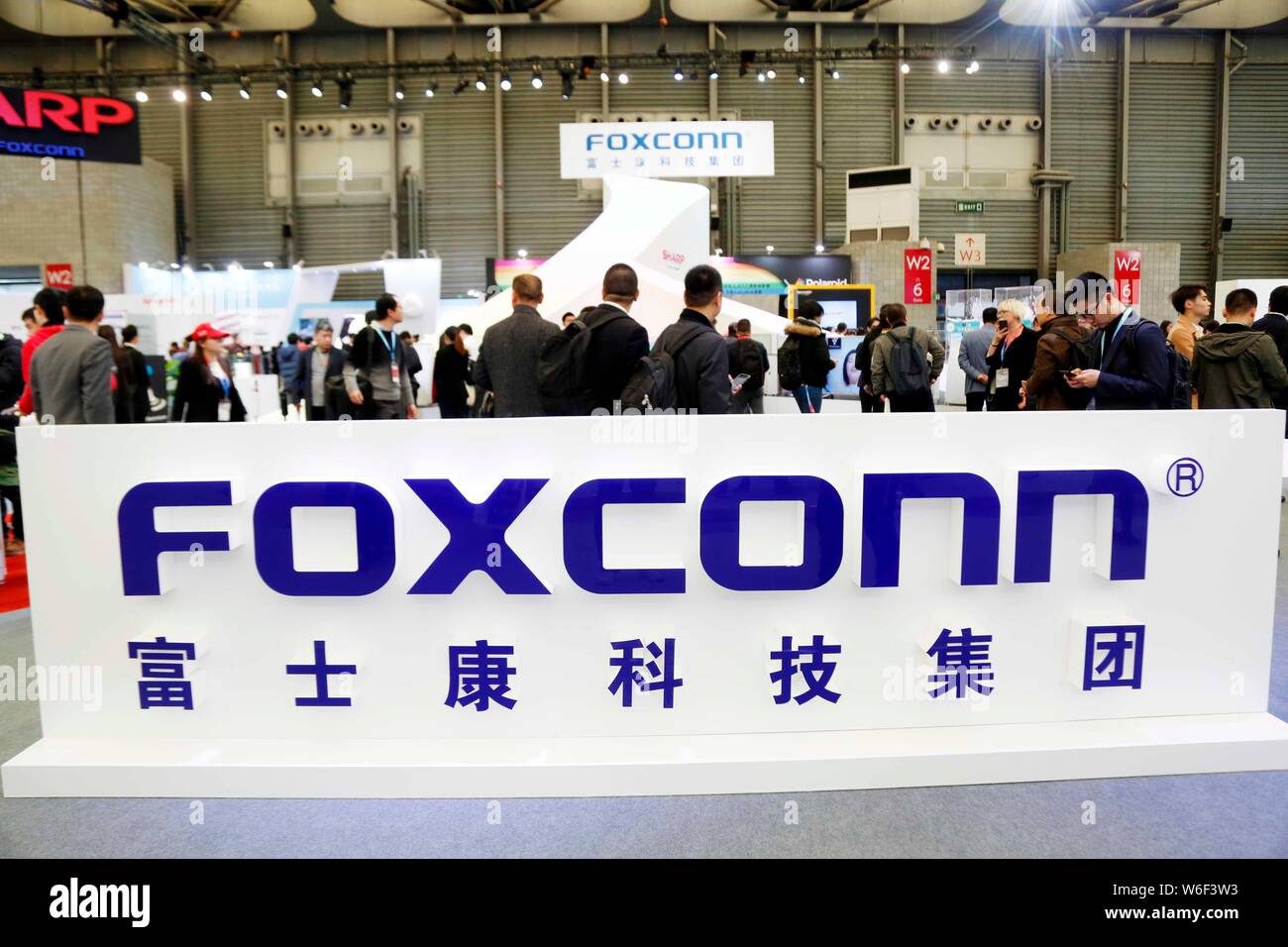 Personnes visitent le stand de Foxconn lors d'une exposition à Shanghai, Chine, le 8 mars 2018. Internet industriel Foxconn Co, une unité d'entrepreneur Apple Banque D'Images