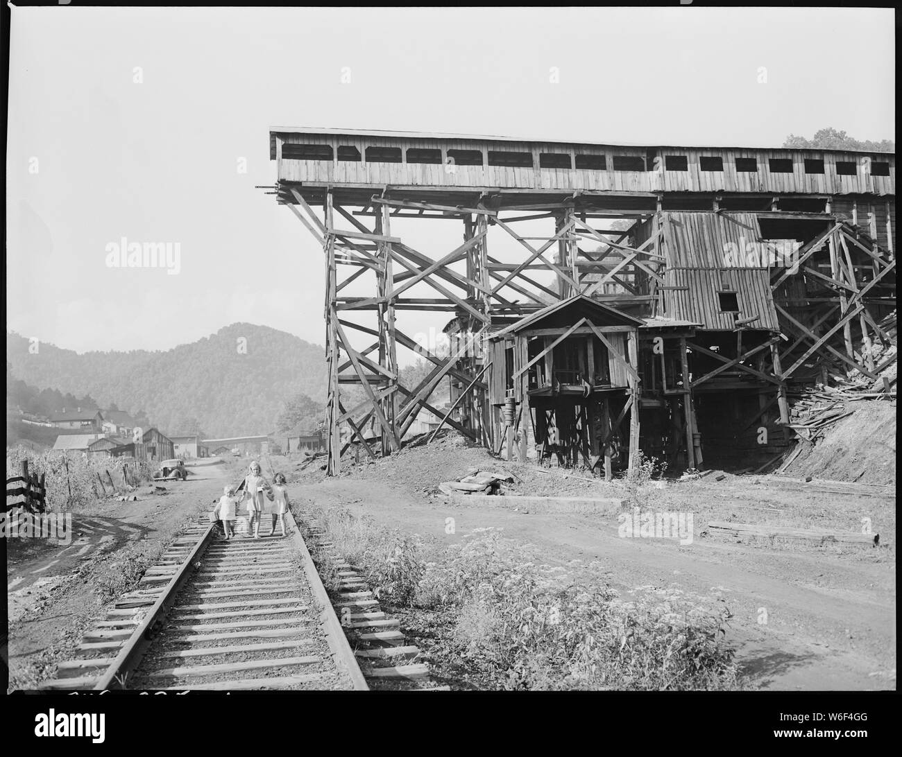 Tipple abandonnés de mine qui a explosé en décembre dernier. Kentucky Straight Creek Coal Company, mine de Belva, abandonnés après l'explosion [EN] 31/12/1945, quatre mille, Bell County (Kentucky). Banque D'Images