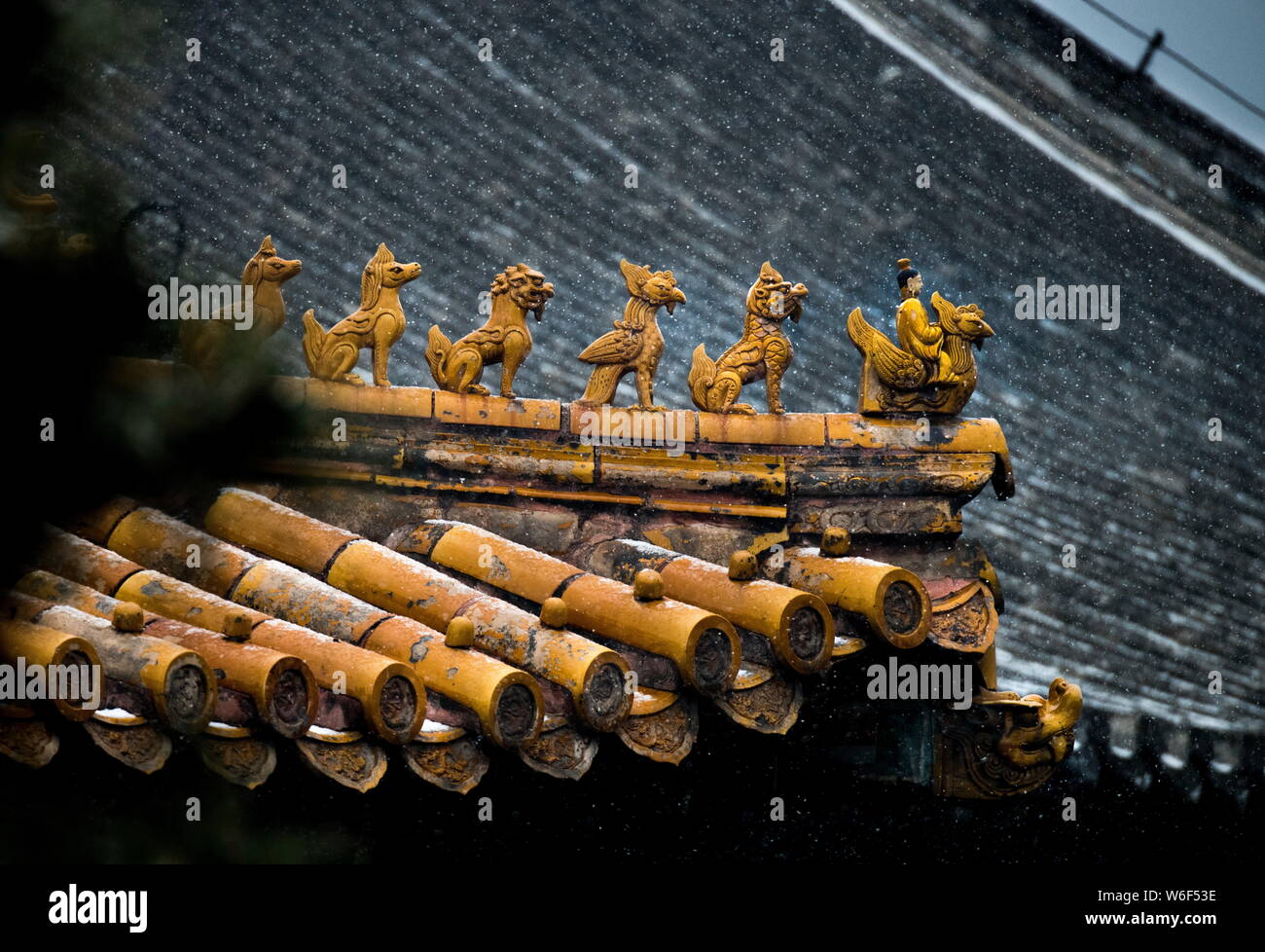 Vue de l'intérieur du temple de Yonghe, également connu sous le nom de la Lamaserie Yonghe ou Temple du Lama, durant une chute de neige à Beijing, Chine, 17 mars 2018. Banque D'Images