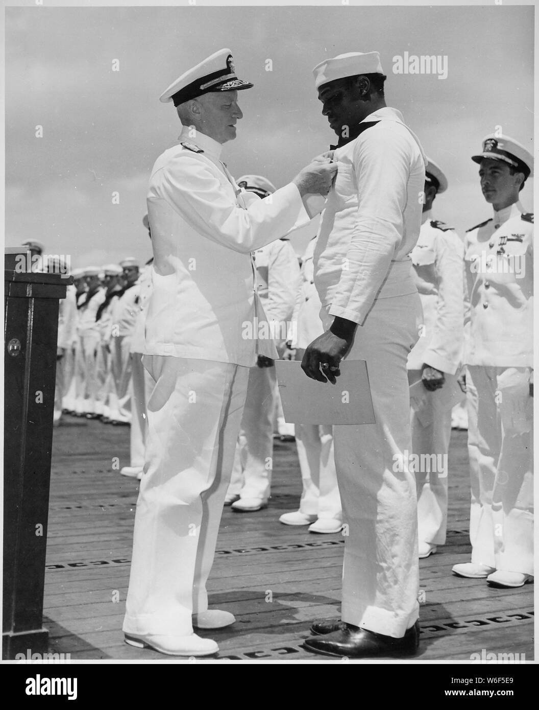 L'amiral Nimitz, C. W., broches CinCPac Navy Cross sur Doris Miller, lors d'une cérémonie à bord du navire de guerre dans Pearl Harbor, H. T., 05/27/1942 Banque D'Images