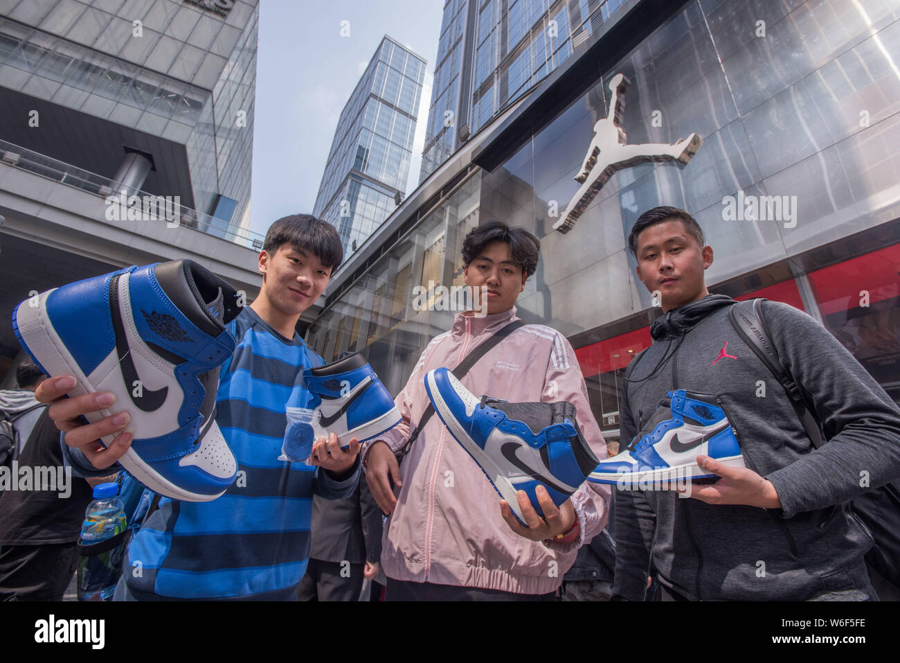 Basket-ball chinois et fans sneaker afficher les nouveautés qu'ils ont acheté à l'avant de la JORDAN 1 à Chengdu HONGXING, ville du sud-ouest de la Chine Sichu Banque D'Images