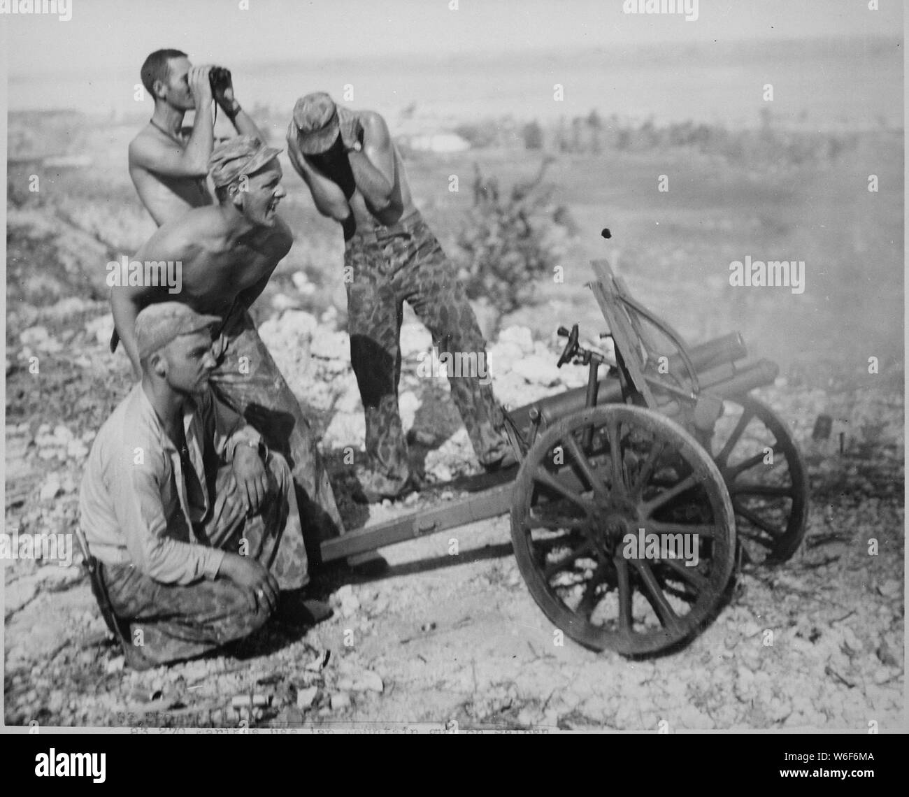 Après les Marines capturés cette montagne d'armes à feu les Japonais à Saipan, ils les mettre en application lors de l'attaque de Garapan, centre administratif de l'île. ; notes générales : utilisation de la guerre et des conflits Nombre 1188 lors de la commande d'une reproduction ou demande d'informations sur cette image. Banque D'Images Après les Marines capturés cette montagne d'armes à feu les Japonais à Saipan, ils les mettre en application lors de l'attaque de Garapan, centre administratif de l'île. ; notes générales : utilisation de la guerre et des conflits Nombre 1188 lors de la commande d'une reproduction ou demande d'informations sur cette image. Banque D'Images