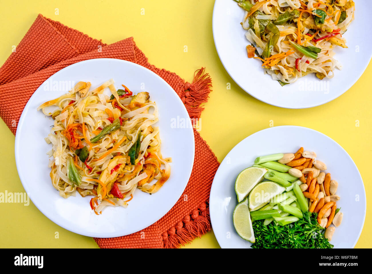 Style asiatique Pad Thai au poulet avec légumes et les nouilles de Repas Banque D'Images