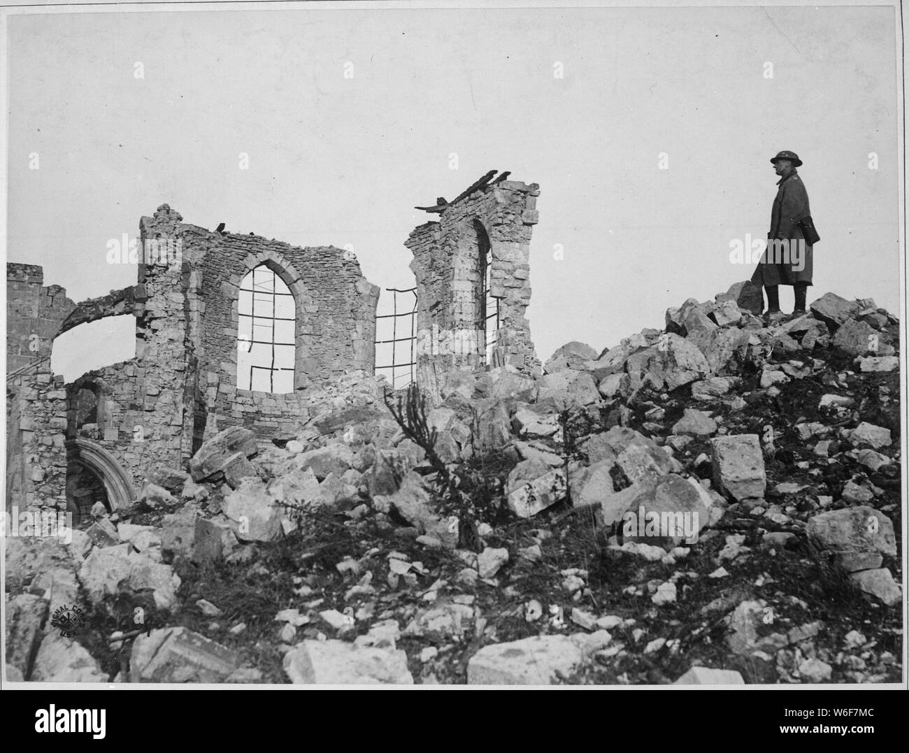 L'avance américaine au nord-ouest de Verdun. L'église en ruine sur la crête de la hauteur de Montfaucon capturés. C'était l'état du site après que les Américains ont finalement conduit les Allemands hors de lui. France, 1918, ca. 1900 - 1982 ; notes générales : utilisation de la guerre et des conflits Nombre 697 lors de la commande d'une reproduction ou demande d'informations sur cette image. Banque D'Images