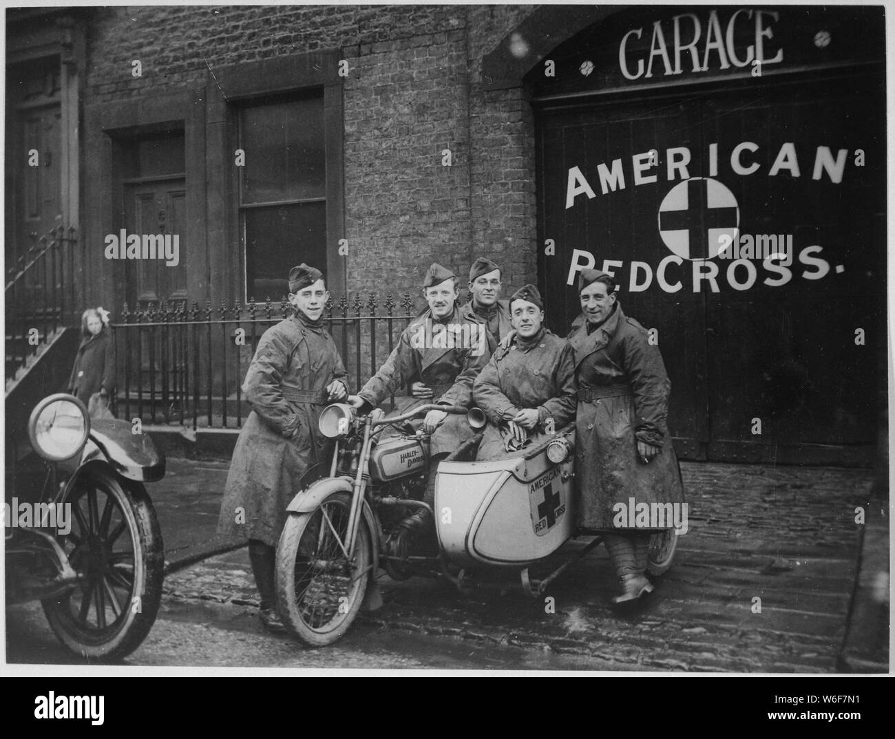 American Red Cross en Grande-Bretagne. Une unité de la célèbre Flying Squadron priding eux-mêmes d'être en mesure d'obtenir en cours dans les trois minutes de l'heure de la réception d'un appel. American Red Cross, ca. 1918 ; notes générales : utilisation de la guerre et des conflits Nombre 660 lors de la commande d'une reproduction ou demande d'informations sur cette image. Banque D'Images