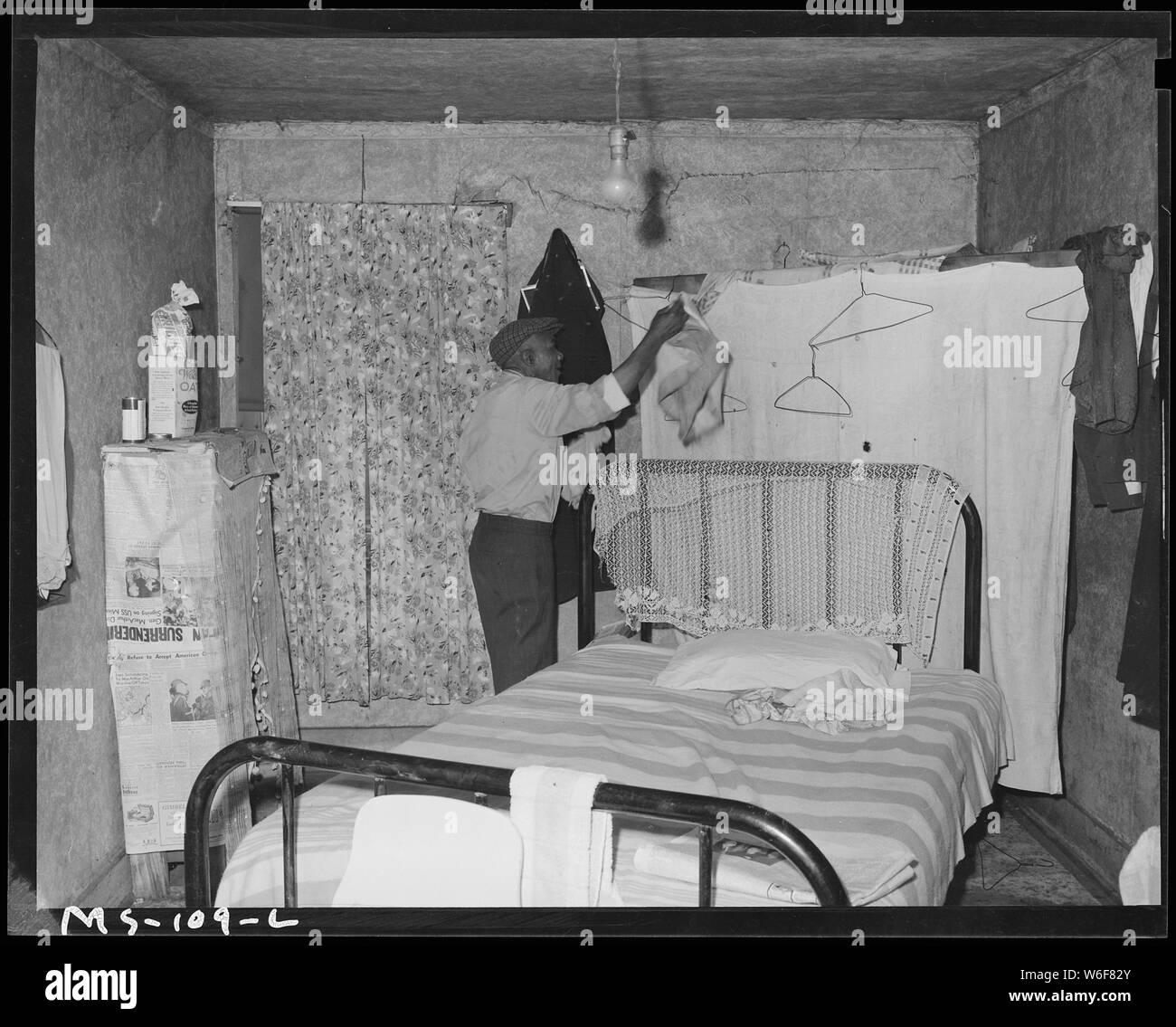 Amos Wilson, mineur, dans la chambre de sa maison en compagnie de projet d'habitation. Koppers Division du charbon, les # 1 Mine, Grant Town, comté de Marion, en Virginie occidentale. Banque D'Images