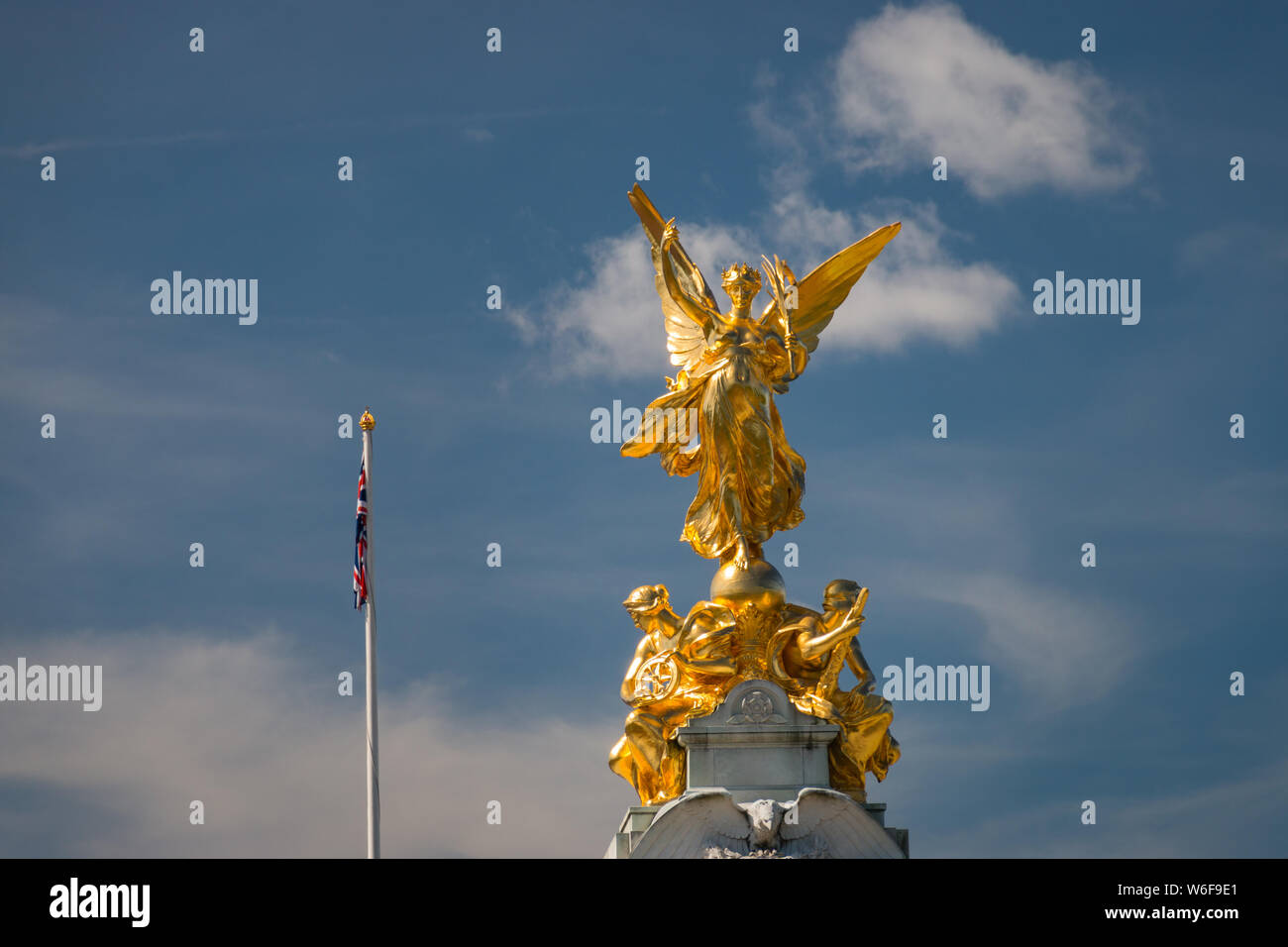 Statue en or au-dessus de Victoria Memorial devant Buckingam Palace, Londres, Angleterre Banque D'Images