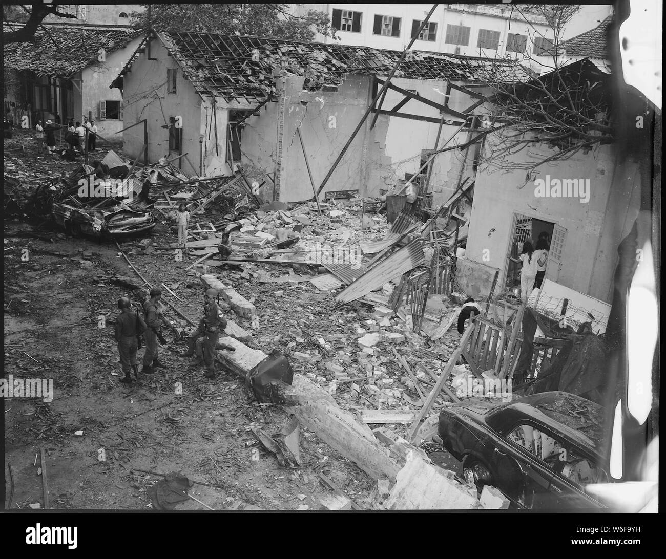À 5:55 h le 24 décembre 1964, le Viet Cong terroristes font exploser une bombe dans le garage sous l'hôtel Brinks à Saigon, Vietnam du Sud. L'hôtel, logement 125 personnes militaires et civils, a été utilisé à titre d'officiers' billettes pour des Forces armées américaines dans la République du Vietnam. Deux Américains ont été tués, et 107 Américains, Vietnamiens et australiens ont été blessés. De petits bâtiments à l'arrière de l'hôtel Brinks ont été complètement détruits par la force de l'explosion. Banque D'Images