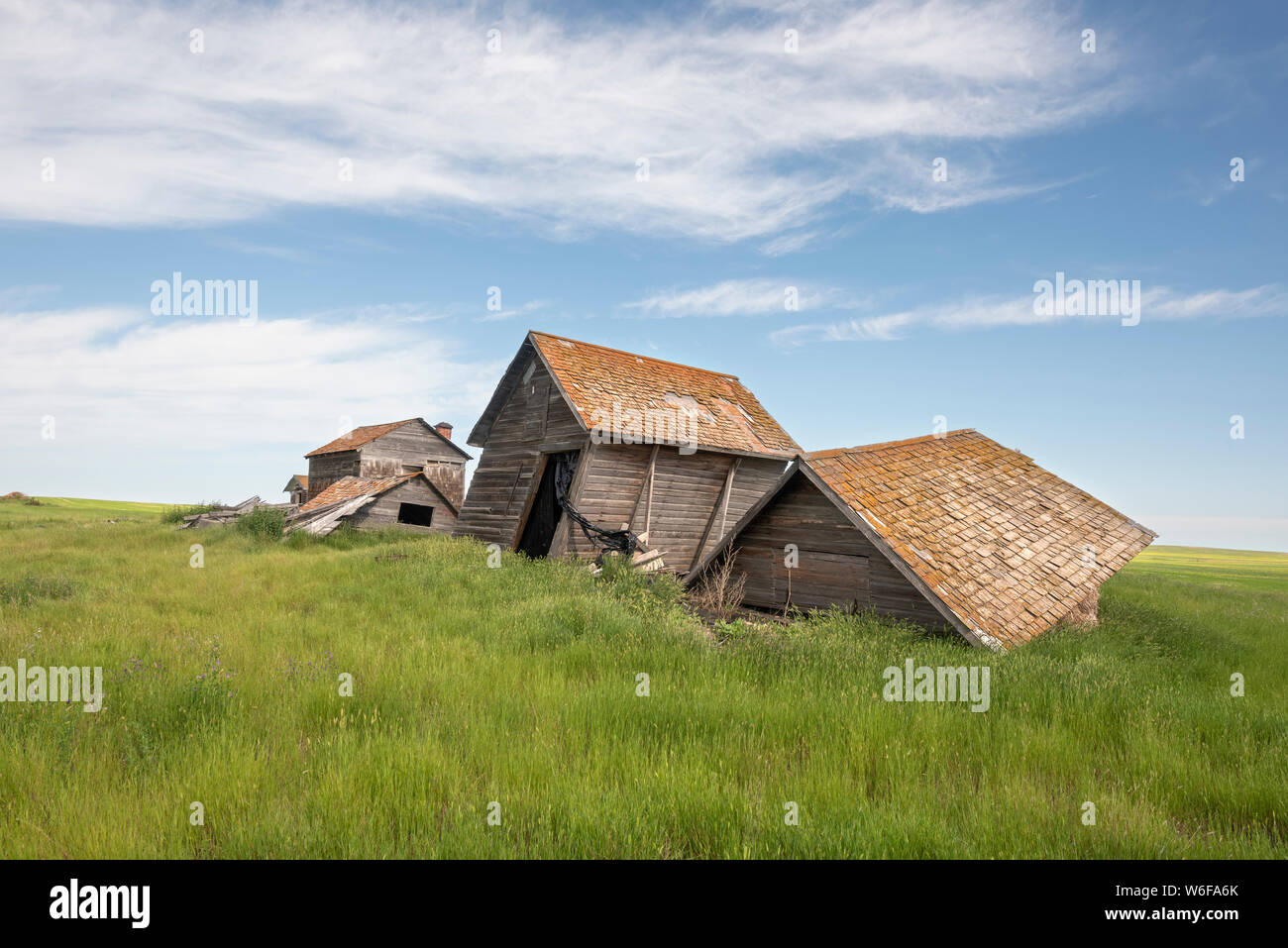 Ferme abandonnée sur la prairie dans le sud de la Saskatchewan. Banque D'Images