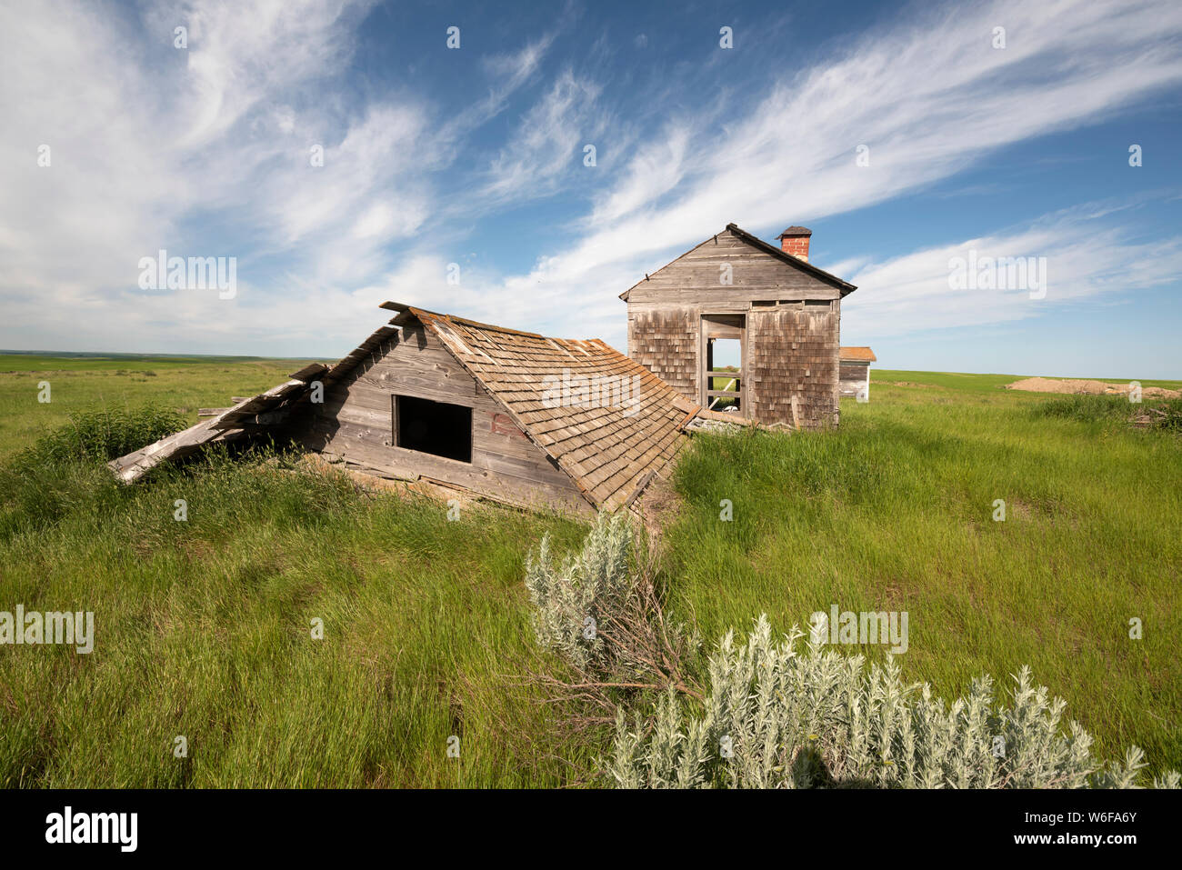 Ferme abandonnée sur la prairie dans le sud de la Saskatchewan. Banque D'Images