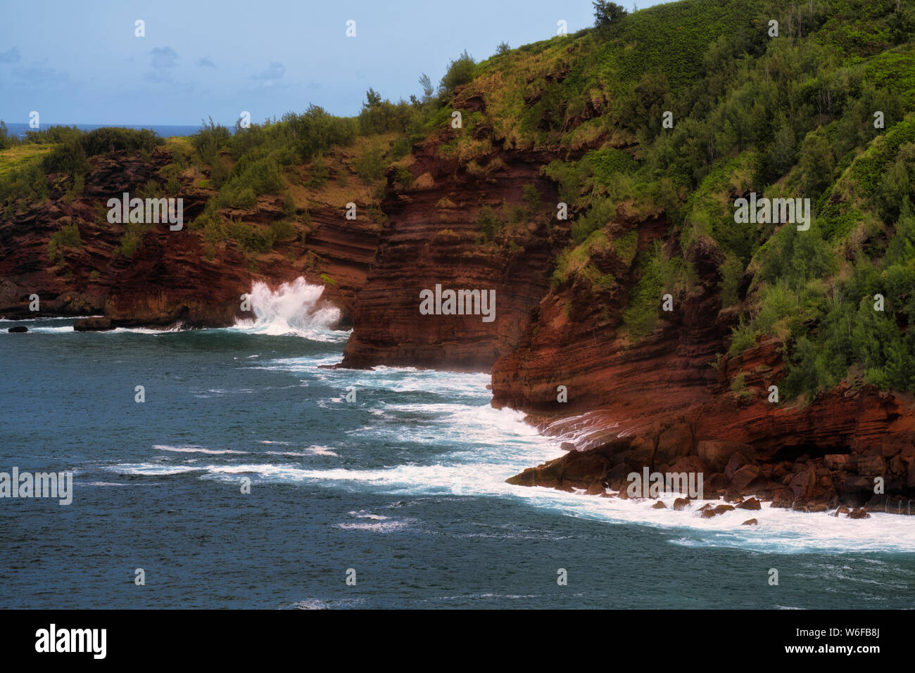 Des vagues de tempête smash contre le rivage de lave à Nakalele Point sur l'île de Maui. Banque D'Images