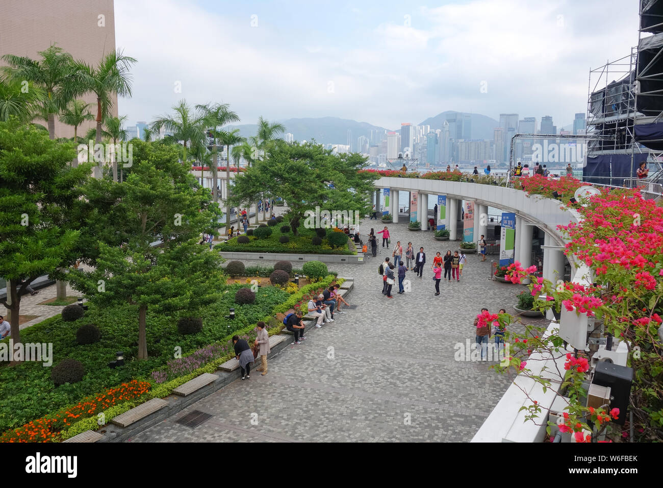 Les habitants et les touristes à traîner et profiter de leur temps à Hong Kong Garden Tour de l'horloge de Tsim Sha Tsui, Kowloon Banque D'Images