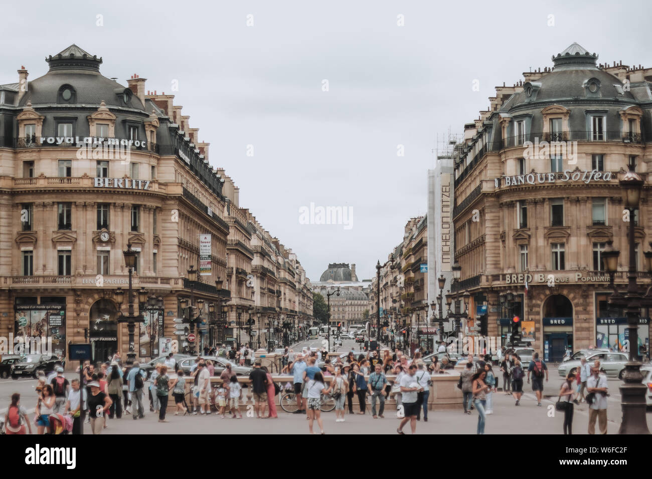 PARIS, FRANCE - 19 juillet 2014. Vue sur l'Avenue de l'Opéra occupé avec les piétons et le trafic sur une journée d'été avec les nuages élevés. Banque D'Images