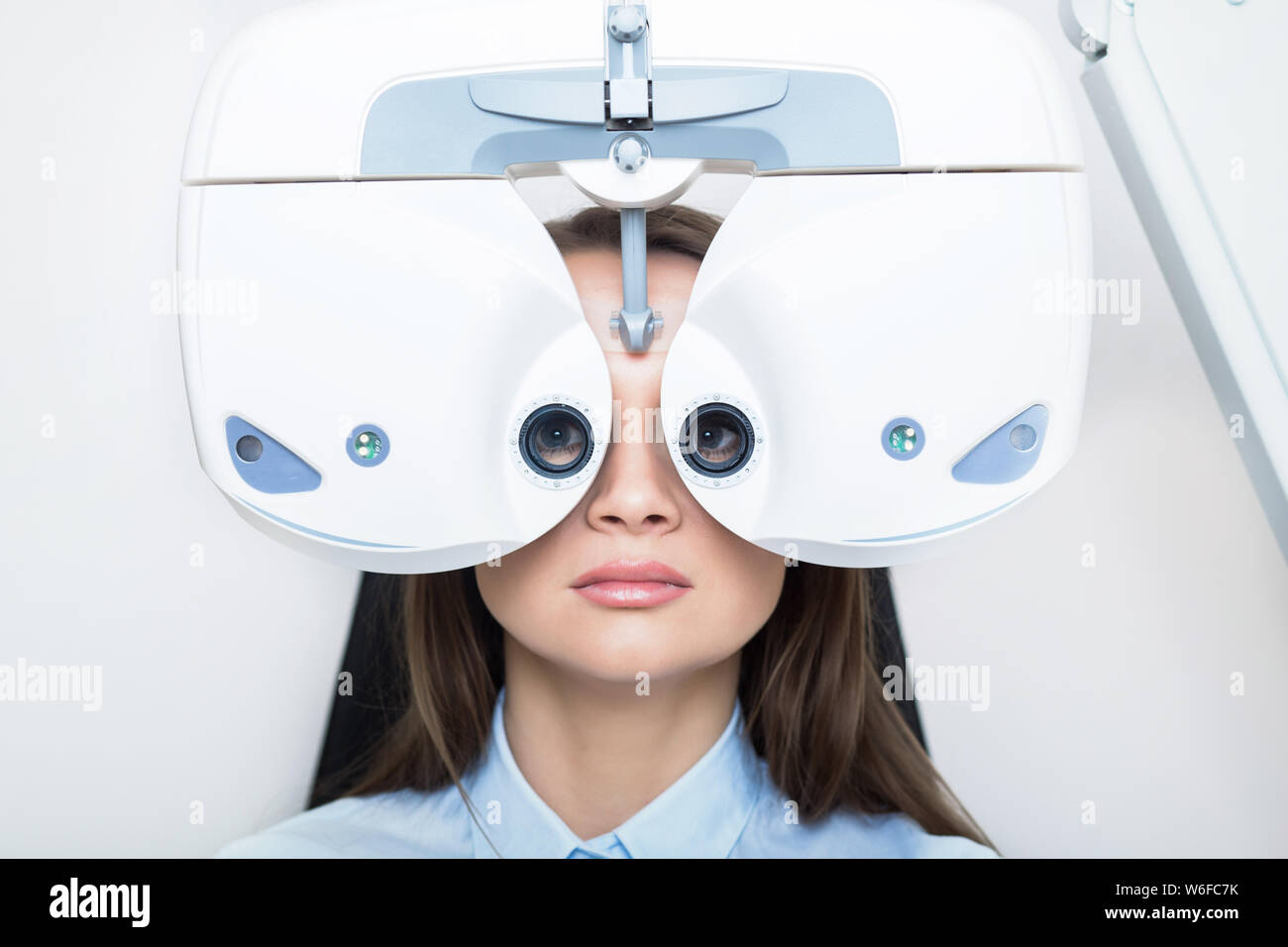 Patient, Examen de la vue avec phoropter Banque D'Images