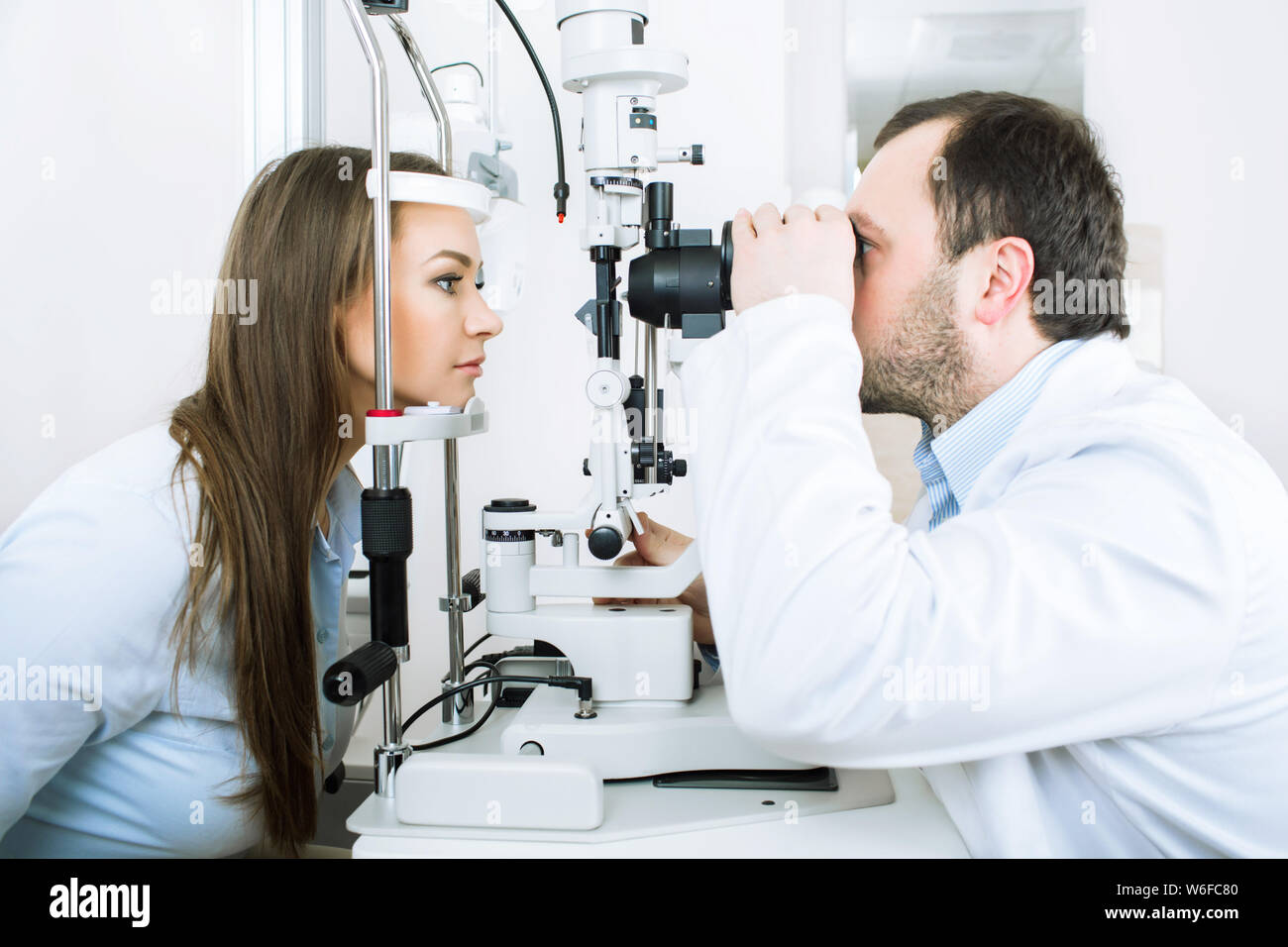 Eye doctor examining patient de sexe féminin Banque D'Images