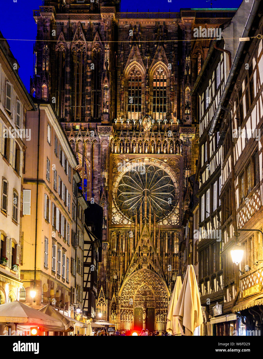 Cathédrale gothique Notre-Dame 14e siècle la nuit, rosace, Strasbourg, Alsace, France, Europe Banque D'Images