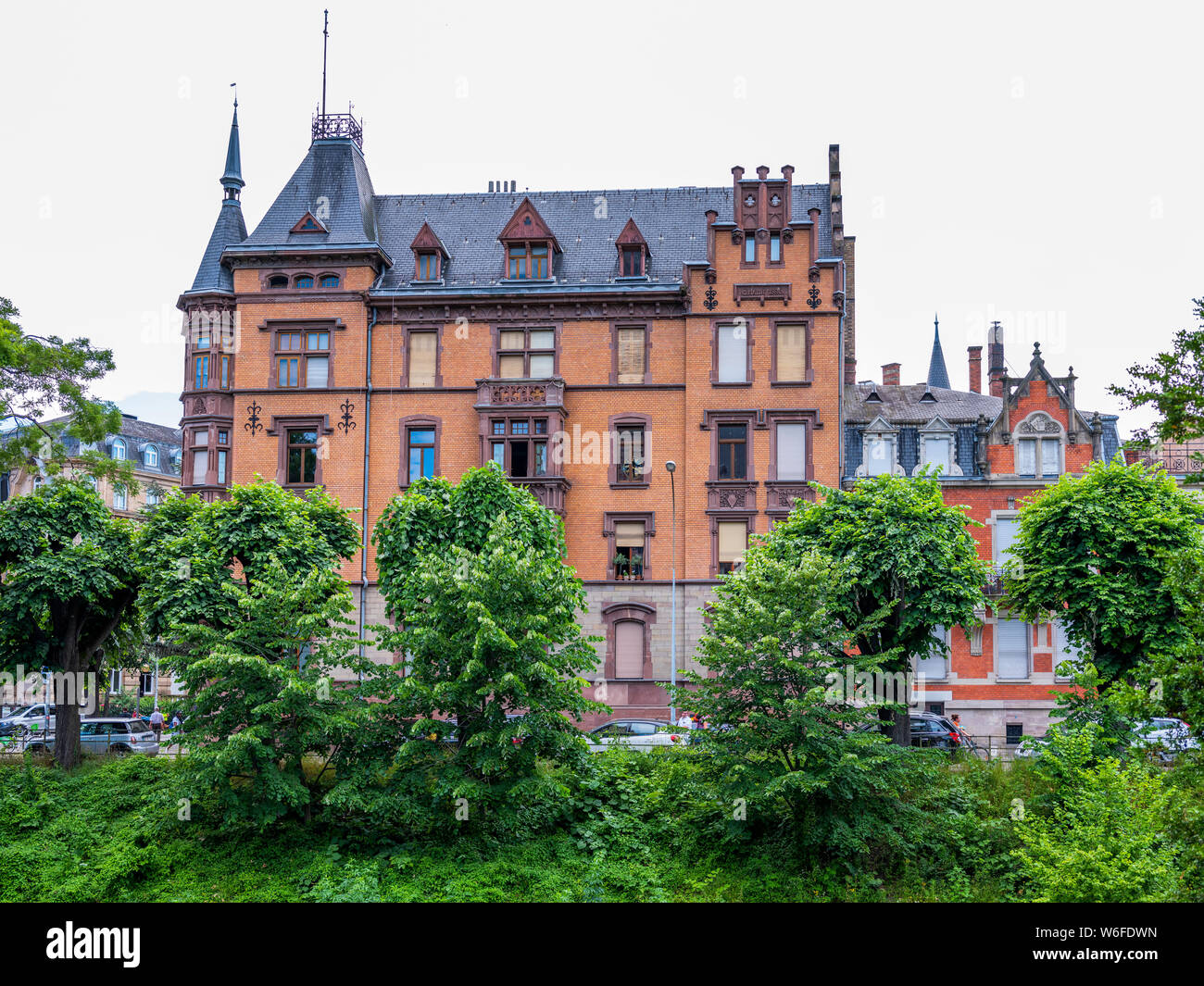 Maison Braun, hôtel particulier du 19ème siècle avec des bâtiments résidentiels de verdure, quartier Neustadt, Strasbourg, Alsace, France, Europe, Banque D'Images