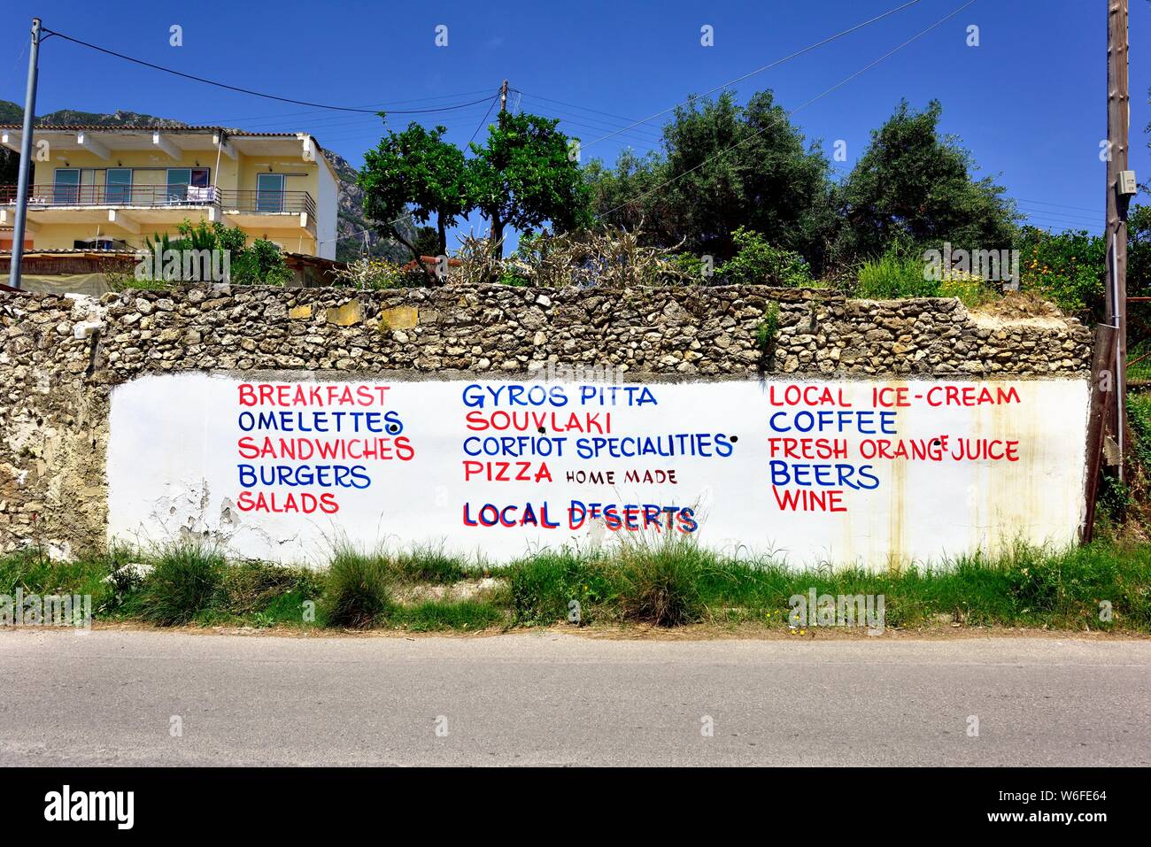 Taverna menu, sur un mur blanc,Corfu, Grèce Banque D'Images