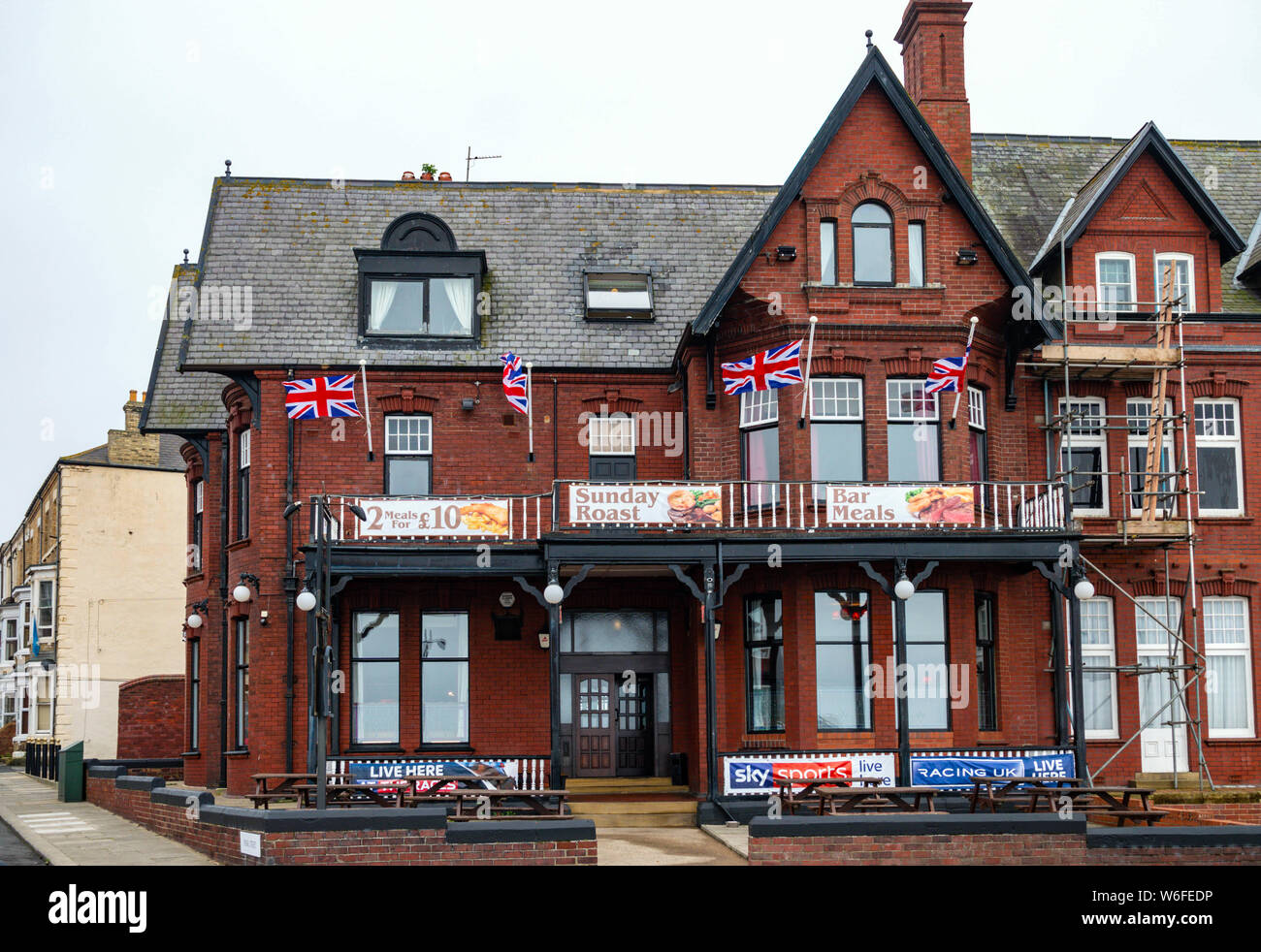 Pub Anglais Union Jack drapeaux, Août, Saltburn by the Sea, North Yorkshire, Angleterre Banque D'Images