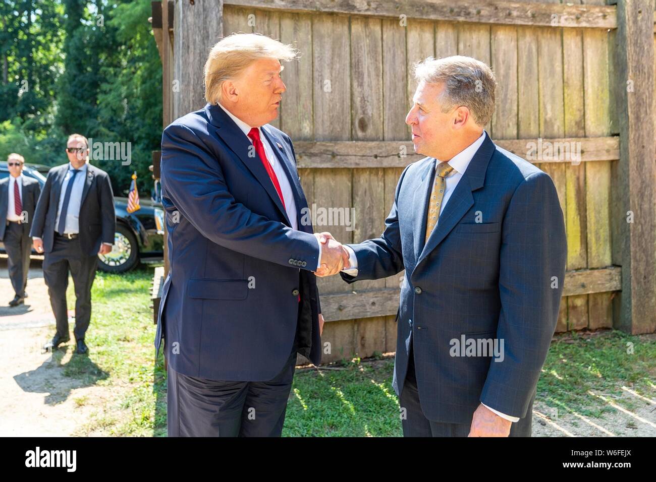 Président américain Donald Trump est accueilli à l'arrivée de Philip Emerson, Directeur exécutif de la Fondation, James-Yorktown à Jamestown Settlement Museum le 30 juillet 2019 à Williamsburg, en Virginie. Banque D'Images