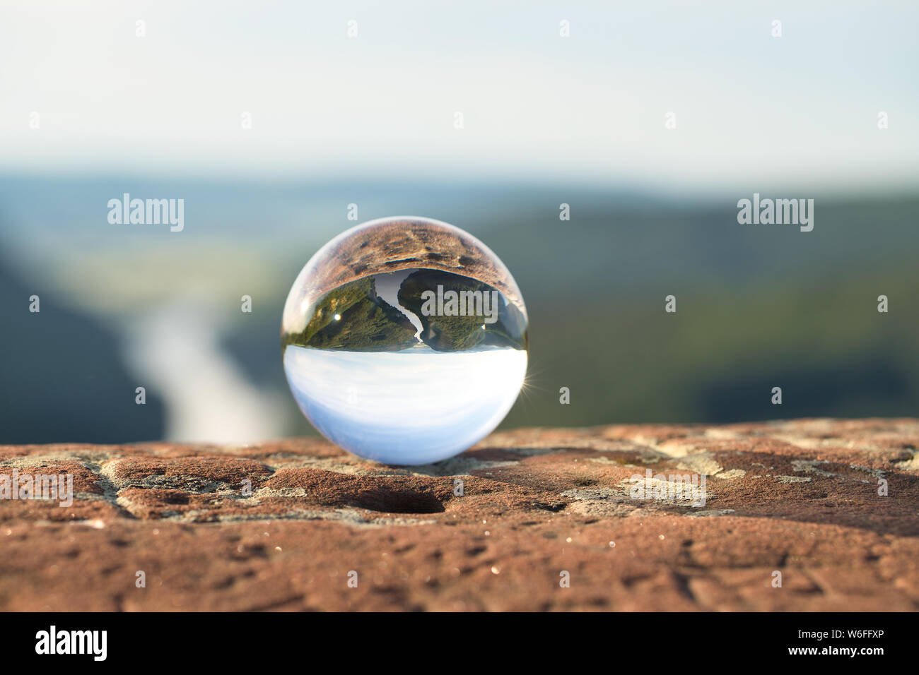 Lensball sur un mur de pierre à l'aarschleife" en Allemagne Banque D'Images