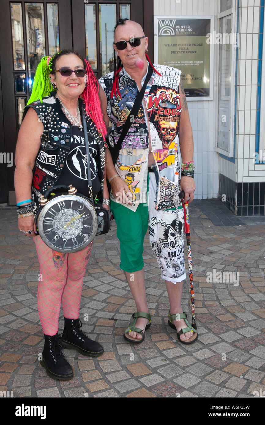 Punk rock mode, bas de résille et cheveux colorés à Blackpool, Lancashire, Royaume-Uni. Août 2019. Festival de la rébellion le plus grand festival punk du monde à Blackpool. Début août, les jardins d'hiver de Blackpool accueillent une vaste gamme de groupes punk pour l'édition 21st du festival de la rébellion, attirant des milliers de touristes dans la station. Plus de 4 jours chaque mois d'août à Blackpool, le meilleur de Punk rassemblement pour cet événement social de l'année avec 4 jours de musique sur 6 étapes avec des masses de groupes. Banque D'Images