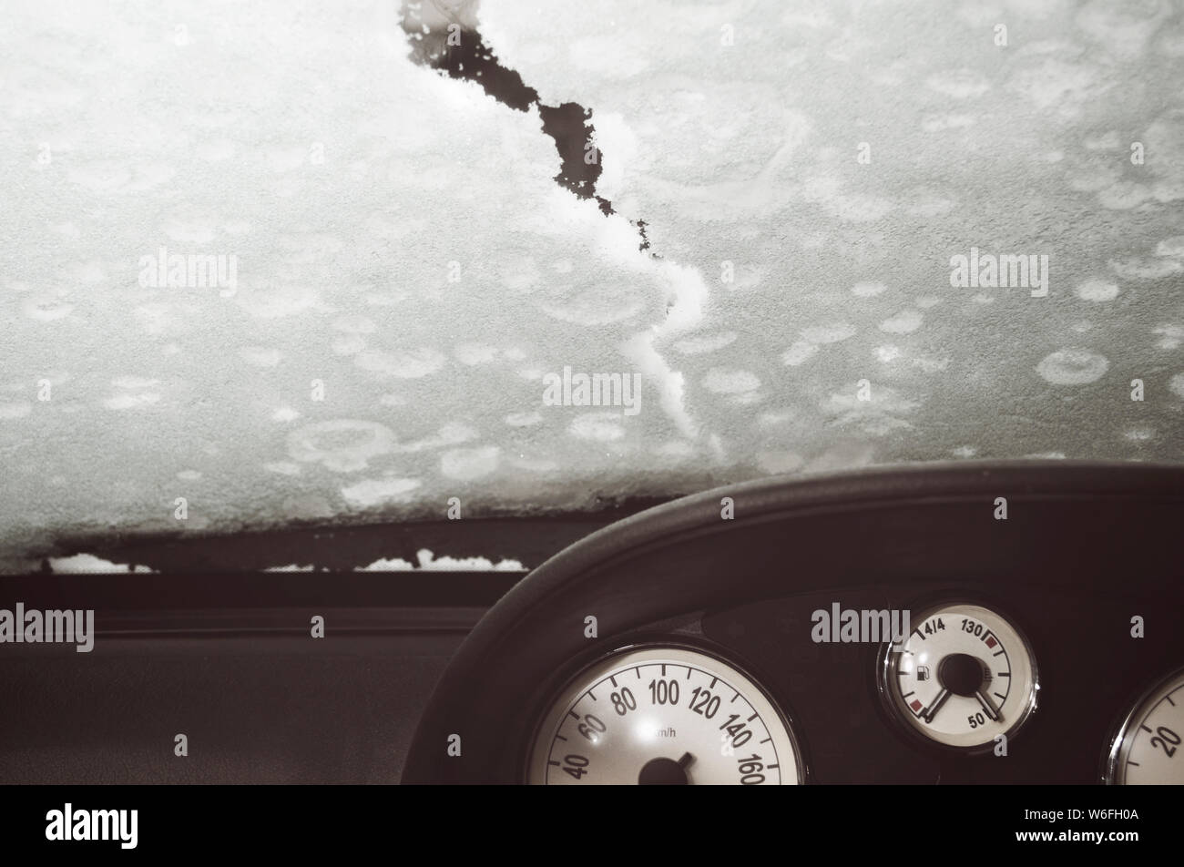 La neige a couvert vue de l'intérieur du pare-brise de voiture Banque D'Images