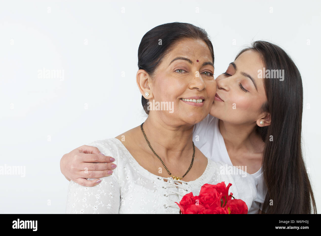 Adolescente embrassant sa mère Banque D'Images