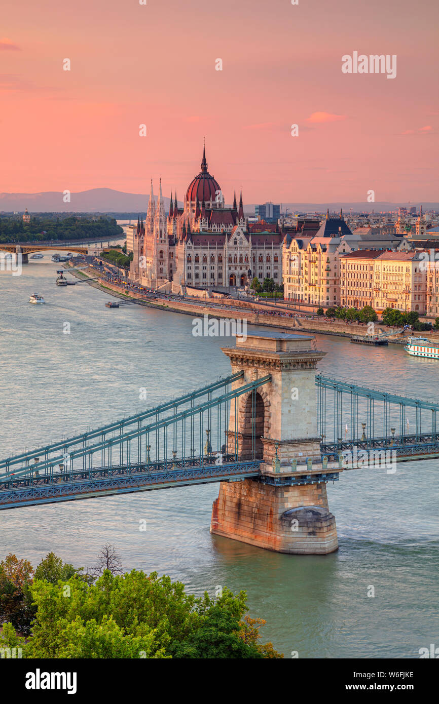 Budapest, Hongrie. Aerial cityscape image de Budapest avec le pont à chaînes Széchenyi et le Parlement pendant l'été, le coucher du soleil. Banque D'Images