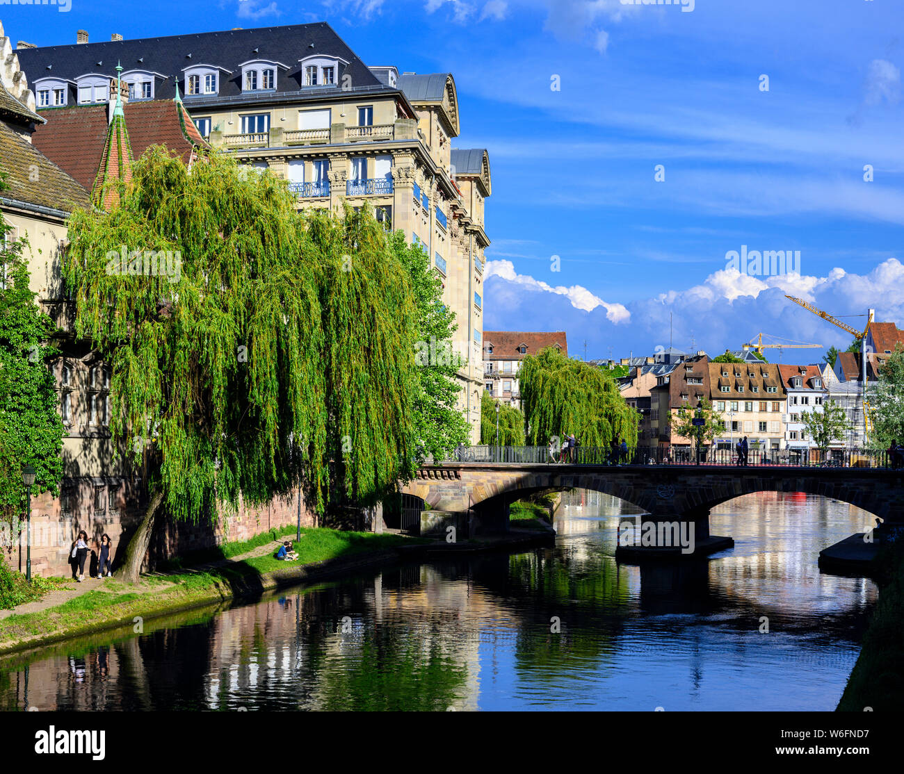 Fossé du Faux Rempart, canal bâtiment résidentiel de luxe Esca, Pont St Etienne pont, quartier Neustadt, Strasbourg, Alsace, France, Europe, Banque D'Images