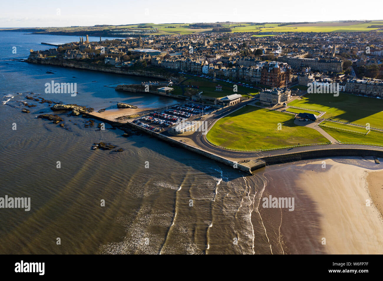 Vue aérienne de St Andrews depuis West Sands. La côte rocheuse et le vieux parcours de St Andrews sont tous deux visibles sur cette photo époustouflante. Banque D'Images